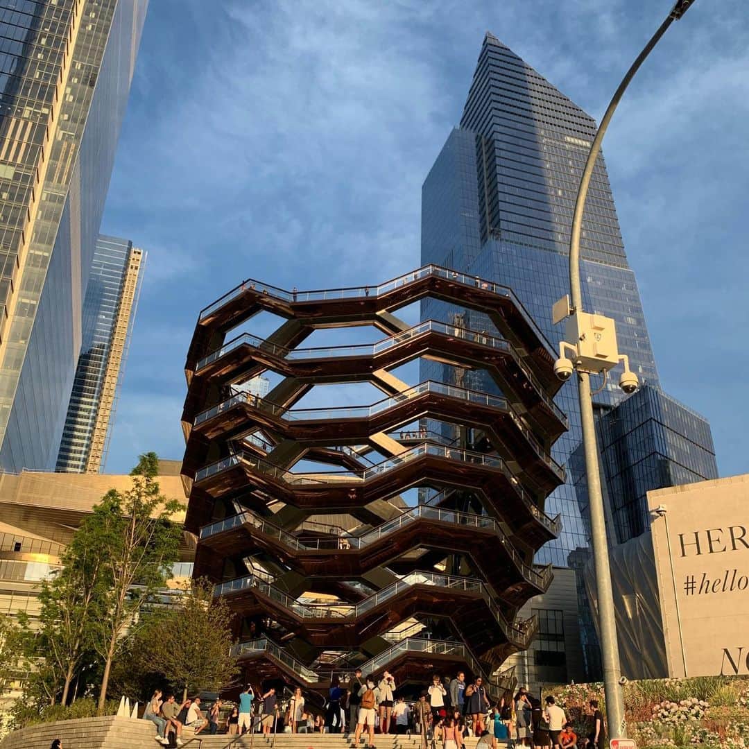 林信行のインスタグラム：「New Yorkの新名所、Nieman Marcusの目の前に建つベッセル(トーマス・ヘザーウイック作)。階段だけの構造体、今回は時間なく登ることできなかったので次回の宿題。 横のThe Shedも今回は外から見るだけ。 昨日は朝のThe Croistersからずっと堀永さん(マンハッタン在住なのに車持ち)の車で移動。おかげでかなり効率よくマンハッタンを回れた！感謝！ @ Hudson Yards New York」