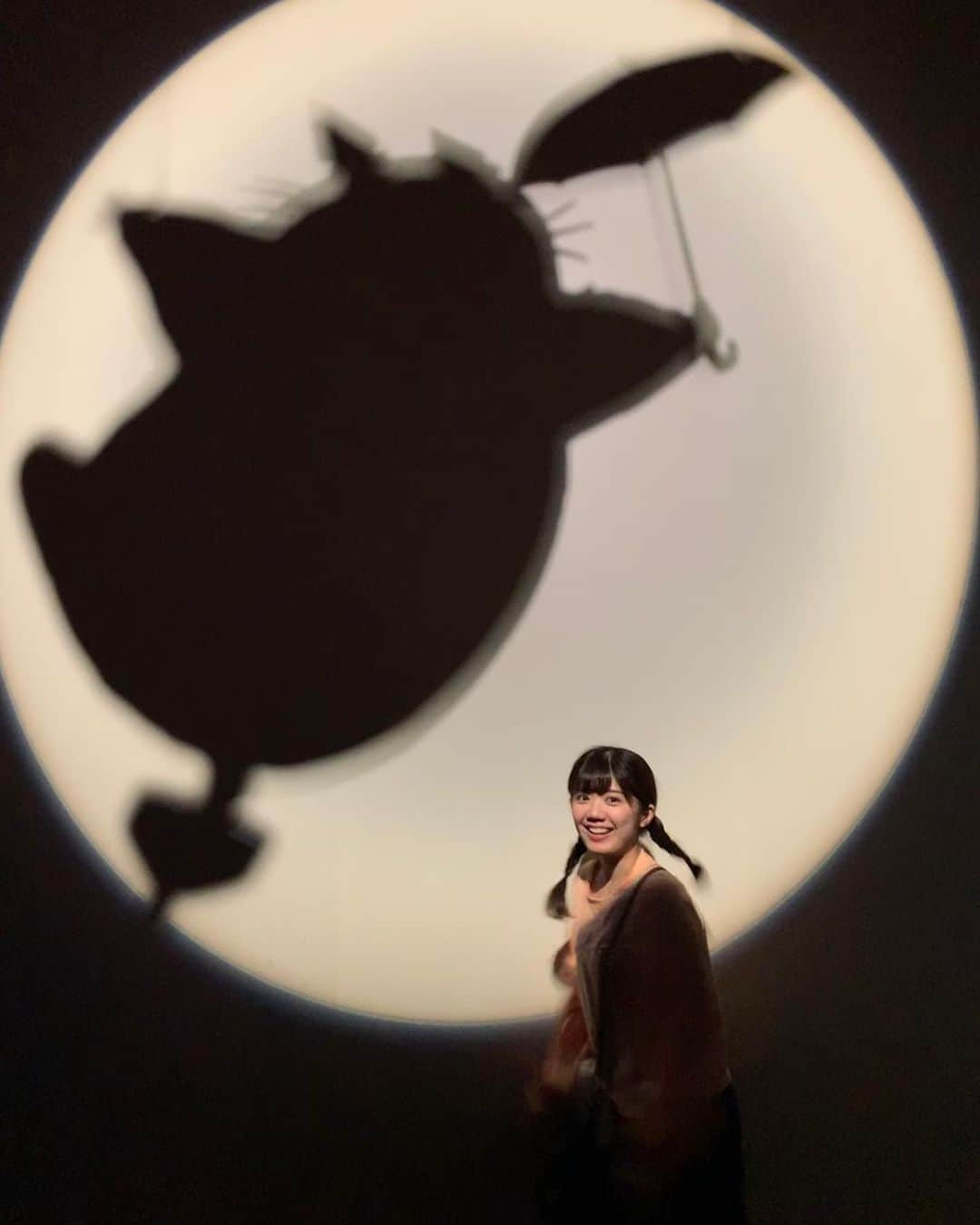 長江里加さんのインスタグラム写真 - (長江里加Instagram)「✈️福岡パート⑤ -final- ジブリ展にも突入ーーー！！！！ 写真撮れるところが2箇所あってそれぞれ交代で撮ったよ😎 ジブリの歴史や作品の世界に飛び込んだり、本当に見応えが凄かった！！！！ 特に私がテンション上がったのはナウシカの腐海にいる蟲たち。。。 毒々しくて、大きくて、スリル満点 ずっと心臓がドキドキ、ゾクゾクたまらんかった。 こんなのが突然現れたらもうなにも身動き取れないんだろうなあって、 とにかく微細で怖かったぁ〜〜！！！！ とても好き😍 #ジブリの大博覧会 ・ 締めは #博多うどん #牧のうどん  こんなうどんはじめて！！！！！ 雲みたいにふわふわもくもくした食感の丸みのある麺！ すき焼きのような甘辛く煮た牛肉と出汁スープ！ そこにどかんとサクサクのごぼう天ぷら！ ！ なんだこれうまい！！！！！！！！！！！ ！ とにかく麺が本当に不思議食感だった〜 コシのある四角いうどんしか知らなかった。。。世界。。。 ・ というわけで、福岡の旅レポート これにて以上です！ 1泊2日だったのですが、とても濃ゆい時間を過ごせて大満足です🥰 いいリフレッシュになりました♫ そしてこんなに楽しめたのは、 事前にいろいろ調べてくれたり、 シミュレーションに付き合ってくれたりしてくれた、 はるるんのお陰です♡最高の女です♡ 本当にありがとう😊😆 #福岡」6月9日 21時00分 - o_rikachi_o