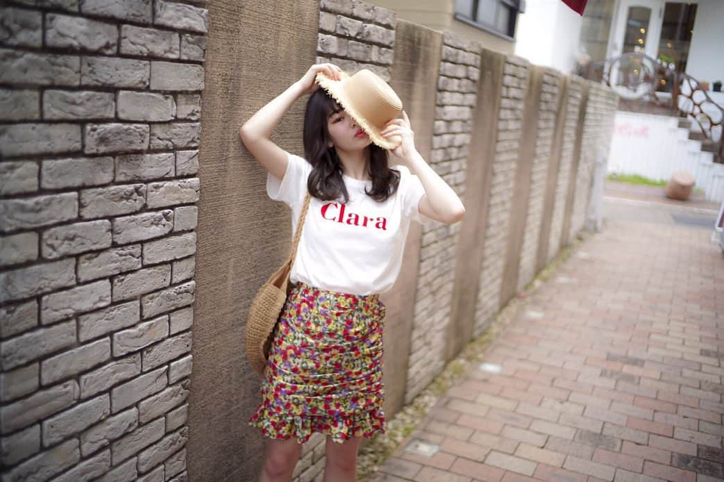 平塚日菜さんのインスタグラム写真 - (平塚日菜Instagram)「麦わら素材のハットは夏にぴったりです♪♪ バッグと同じ素材で合わせるのも☺👌🏻 #trend #fashion #flower #tshirt #ロゴT #麦わら #夏コーデ #花柄 #韓国メイク #韓国ヘア #韓国ファッション  Visual creater @kobatoshino」6月9日 21時09分 - hiratsukahina