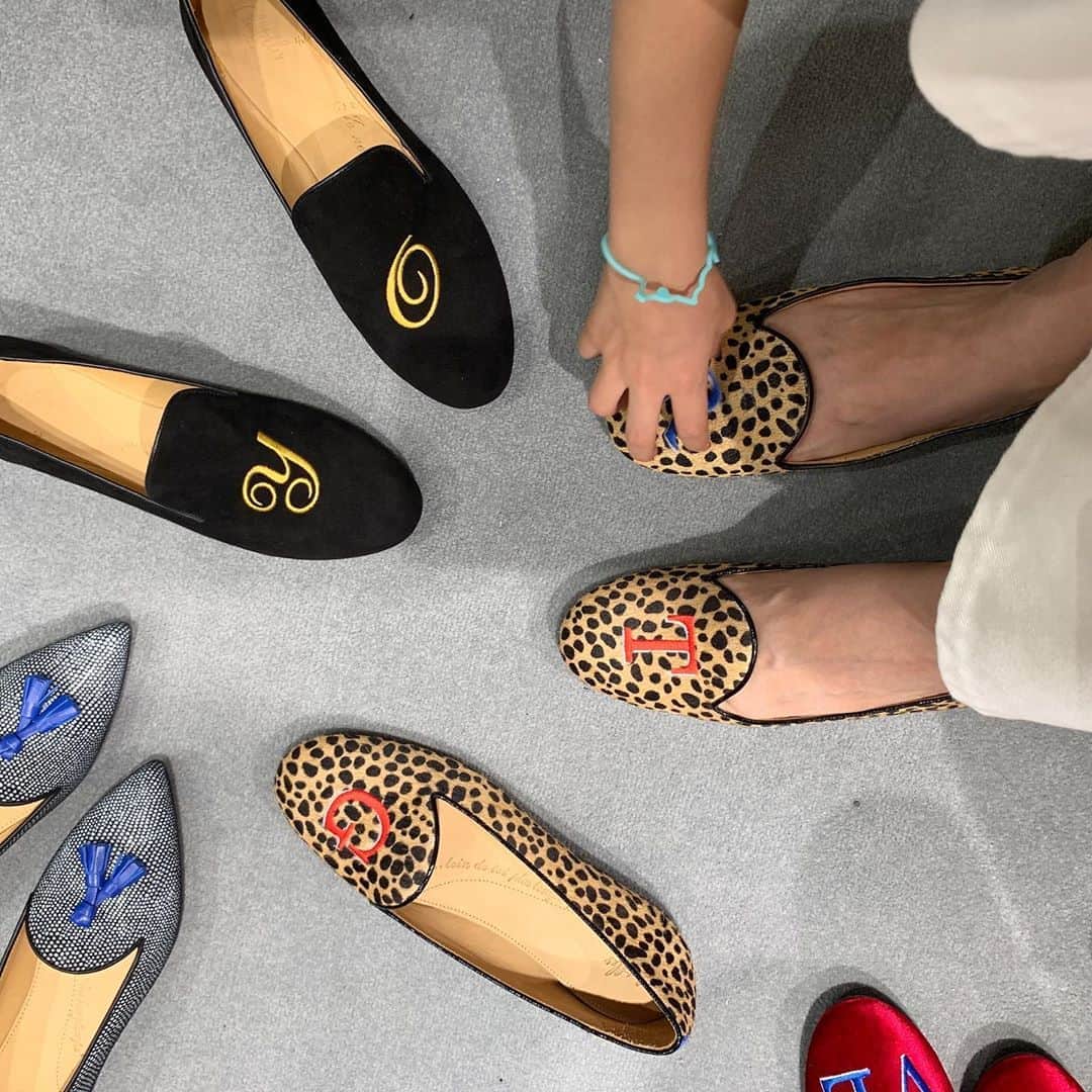 星玲奈さんのインスタグラム写真 - (星玲奈Instagram)「新宿伊勢丹本館2階の靴売り場にて POP UPストアがオープンしているchatellesに行ってきました😊 今年3月に日本に上陸したばかりですが 今とても注目されている靴ブランド✨ 足になじみ、歩きやすさも追求したフラットシューズ。 さらなる魅力は、タッセルの色やイニシャルの刺繍をカスタマイズできるところ❤️ たくさん迷いましたが、、、 写真2枚目のブラックのポインテッドトゥにRHの筆記体の刺繍に決定😆 カラフルな靴やハラコ素材にブロック体のイニシャルもかわいかったな💓 最後、👦🏻の手がニュッ😂  新宿伊勢丹のPOP UPは6/18（火）まで✍️ #chatelles#シャテル #フラットシューズ#オーダーメイド#カスタマイズ#shoes @chatelles_slippers」6月9日 21時09分 - reinahoshi1015