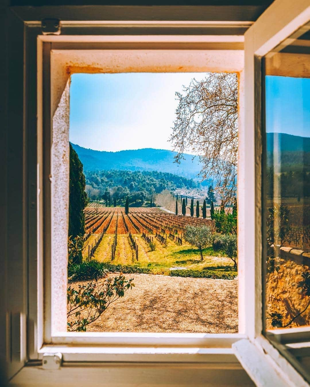 BEAUTIFUL DESTINATIONSさんのインスタグラム写真 - (BEAUTIFUL DESTINATIONSInstagram)「Talk about a #roomwithaview 😍(📷: @mary_quincy 📍: Provence-Alpes-Cote d'Azur, France)」6月9日 21時02分 - beautifuldestinations