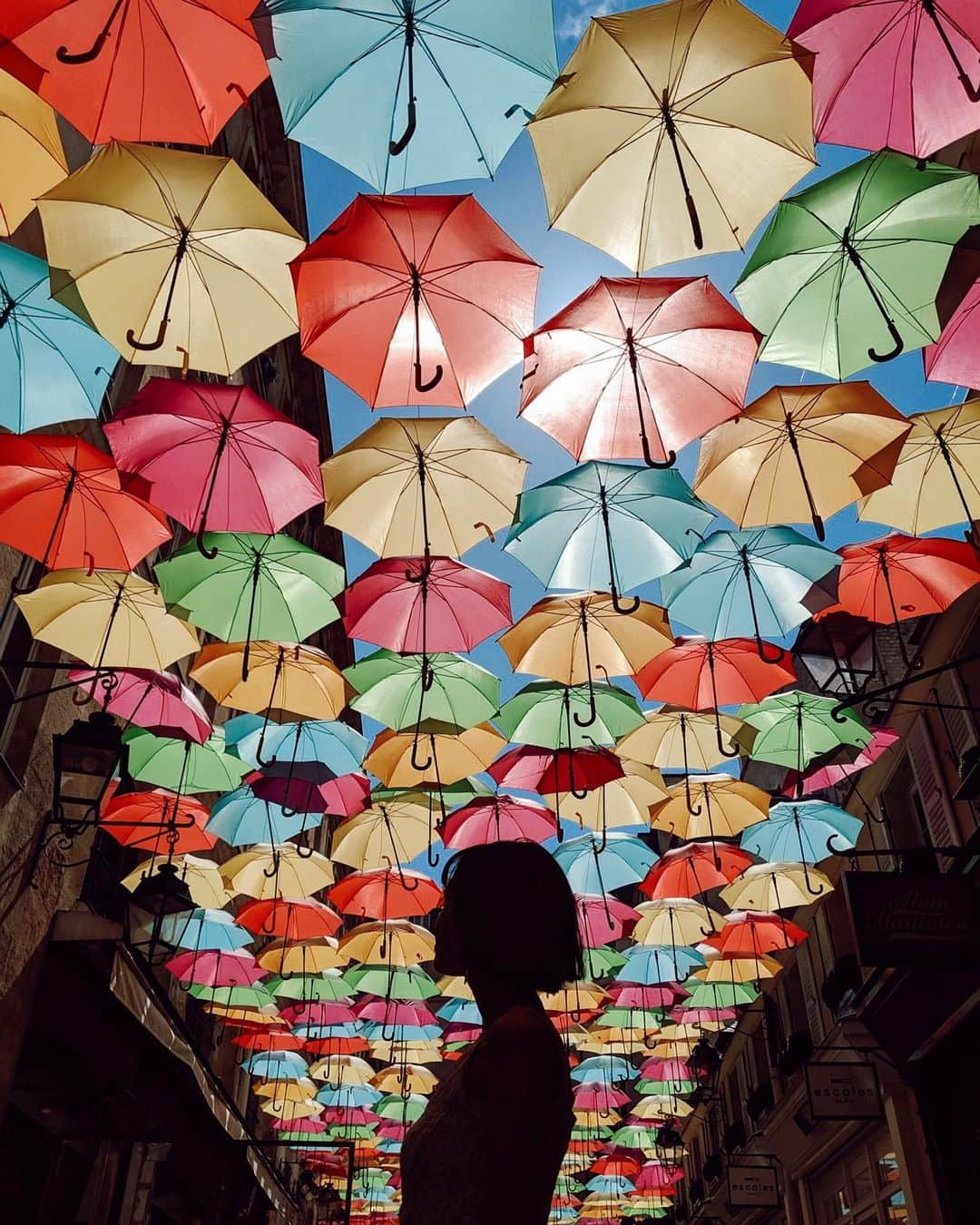 大屋夏南さんのインスタグラム写真 - (大屋夏南Instagram)「❤️💚💙💛💜🧡 天気のいいパリはとっても気持ちが良かった☺️みんな雨降ってもほとんど傘ささないけど、傘のアート可愛かった👀 ・ ・ #paris #umbrella #パリ」6月9日 21時04分 - __kana_oya__