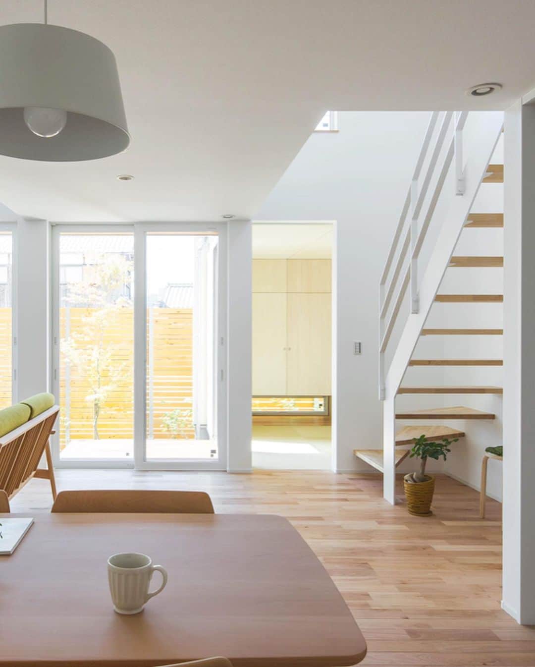 ルポハウス一級建築士事務所さんのインスタグラム写真 - (ルポハウス一級建築士事務所Instagram)「・ ・ ・  シンプルなデザインの鉄骨階段。 ・ カバ桜の木の温かみが伝わる空間です。 ・ ・ ・ 𓐌𓐌𓐌𓐌𓐌𓐌𓐌𓐌𓐌𓐌𓐌𓐌𓐌𓐌𓐌𓐌𓐌𓐌  ルポハウスの施工事例はこちらまで☞ @reposhouse  𓐌𓐌𓐌𓐌𓐌𓐌𓐌𓐌𓐌𓐌𓐌𓐌𓐌𓐌𓐌𓐌𓐌𓐌 #ルポハウス は#ちょっとかっこいい家 を"友人のために" という思いでつくっています。 一生に一度の#マイホーム。 「あなたにしかできない」×「ルポハウスだからできる」で、 私たちだけの#家づくり を思いっきり楽しんでみませんか？！ ・ ・ ・ #住宅 #注文住宅 #新築一戸建て #デザイナーズ住宅  #一級建築士事務所 #設計事務所 #滋賀県大津市 #滋賀県草津市 #カバ桜 #鉄骨階段 #鉄骨階段の家 #リビングインテリア #吹き抜けリビング #吹抜けリビング #インテリアグリーンのある暮らし」6月9日 21時07分 - reposhouse