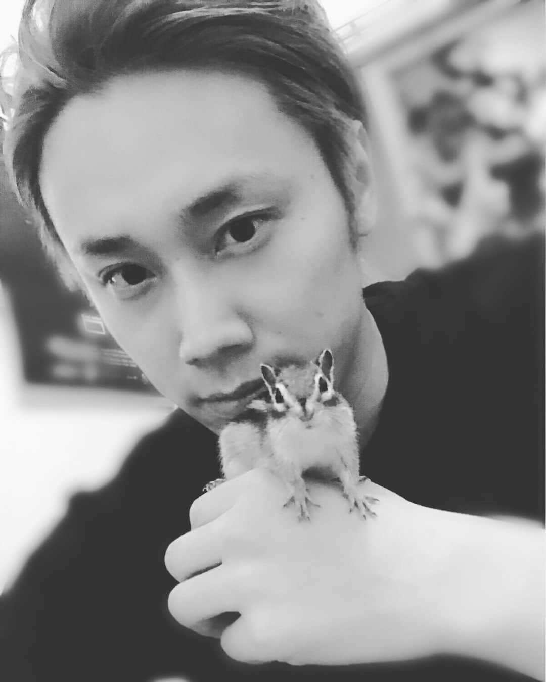 馬庭良介さんのインスタグラム写真 - (馬庭良介Instagram)「Selfie with my chipmunk. #selfie #chipmunk #actor #自撮り #リス #小太郎 #役者 #一瞬のカメラ目線ゲット」6月9日 21時18分 - maniwa_ryosuke