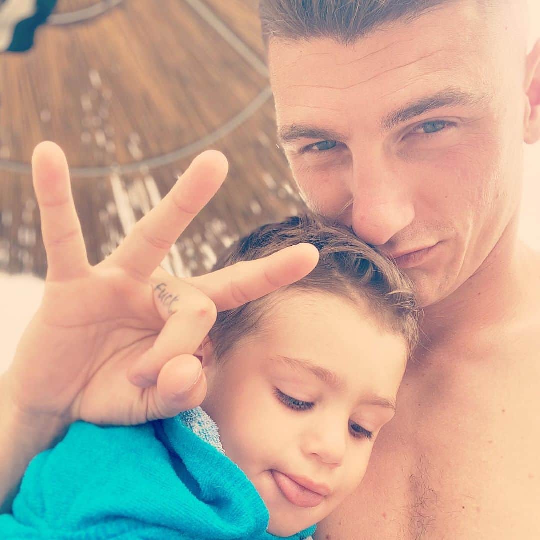 ミケーレ・カンポレーゼのインスタグラム：「Life #summer2019#sardegna#villasimius#life#boy#MikeeTommy#estate#mio」