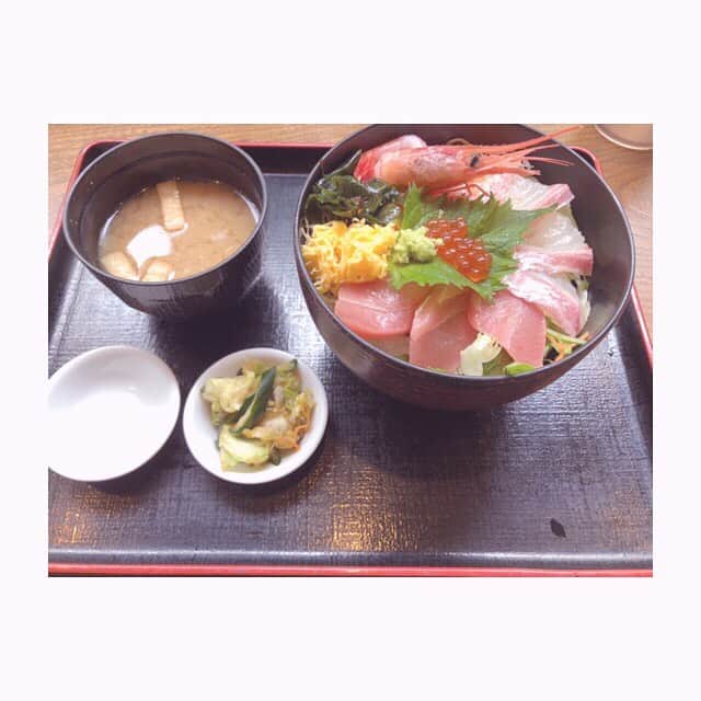 みのり(26)＠東京 ダイエットさんのインスタグラム写真 - (みのり(26)＠東京 ダイエットInstagram)「お昼ごはん . #海鮮丼 . 今日は夜勤明けに ご飯をしっかりたべたので . お昼は軽めにしたくて 「ごはん🍚じゃなくて、野菜にできますか？」 . って聞いたら、 キャベツにしてくれた。 . 頼んでみるもんだなぁ。 ありがとうございます、店員さん🙏 . . 夜勤明けのゆかちゃんと( @yuka_rizap ) 夜勤明けデート❤️(●o′v`o))♡ . . ランチして、岩盤浴して、筋トレ🤤💕 の、予定だったけど . 岩盤浴3時間入って爆睡したら、 干からびたスルメイカみたいになって 筋トレどころじゃなくなった😹 . . 2人とも夜勤明けで、目いってた🤣🤣🤣 夜勤明けデート、ムリは禁物！笑 . . 今日はぐっすり眠れそうです🤤 久しぶりの弾丸トークたのしかったね💕 . . ◉ライザップ公認の紹介アンバサダーです。 〜紹介特典でお得に入会できます〜 . ▶︎全国どの店舗でもOK 紹介カウンセリング限定で、 ２週間のトライアルコースもあります(^_^)/ . 入会やカウンセリングをお考えの方、 ご質問なども、DM✉️ください。 . ★トレーニング見学もできます★ RIZAP BMG2017🥈特典あり😉 . #rizap #ライザップ #ダイエット #diet #ダイエット日記 #レコーディングダイエット #instadiet #ダイエット仲間募集 #ダイエッター #公開ダイエット  #昼ごはん #昼御飯 #lunch #昼ご飯 #昼食  #おうちごはん #糖質制限 # #healthyfood #healthylifestyle  #筋トレ女子 #減量飯」6月9日 21時15分 - minorizap