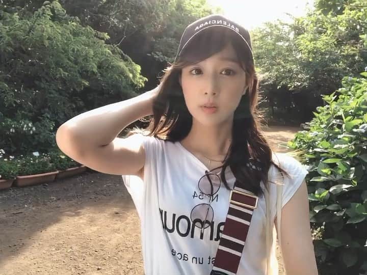 のインスタグラム：「今日も #カメパ ありがとうございました😊💕 . . ミスカメレオンのコーナーでは、お話を語ってキャラクターを登場させる&ピアノ&歌で｛ ひとりアラジン ｝を披露させて頂きました😌🎹🧞‍♂️✨ . . 今日もジャスミンみたいな髪型のつもりで行ったのに「マダム」と言われて悲しかった😭笑 . . カジュアルな格好でいけばよかった…😂😂💦笑❗️ . . . 来週もカメパよろしくおねがいします😊💕💕 . . . 動画は撮影で森に行った時の😌🌲💕 . . . . . #ファッション#森#ファッションコーデ #キャップ#サングラス#fashion#ootd#coordinate#lavid」