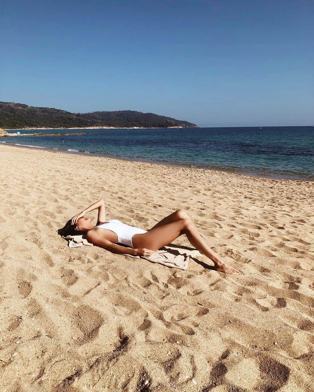 Natsuさんのインスタグラム写真 - (NatsuInstagram)「Dipping in ice cold Mediterranean water, and drying body under the warm sunbeam, is pure meditation.💙 . 体がマヒするくらい冷たい南仏の海に入って 実際に体がマヒしたあとの、この快感よ！  海に入るといつも、 ありがとうしか出てこない😌🙏🌏💙 ビシビシ感じる、包まれる、マザーアースのblessing✨ ありがとう、ありがとうって マザーアースと会話しながら海に入る」6月9日 21時21分 - _natsurose_