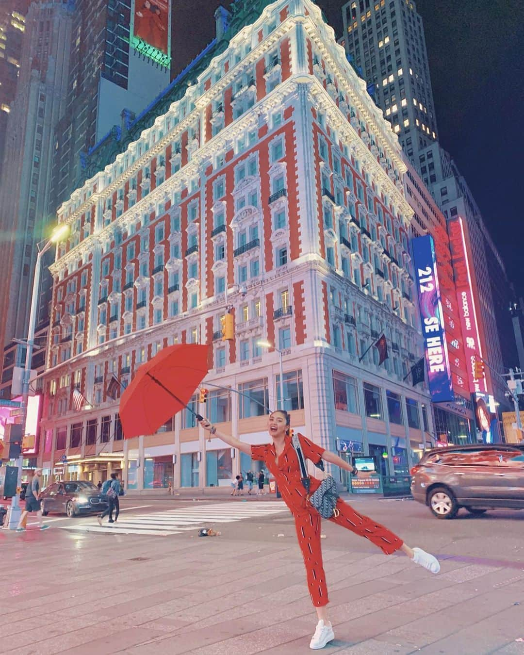 Kim Chiuさんのインスタグラム写真 - (Kim ChiuInstagram)「“In every job that must be done. There is an element of fun. Anything can happen if you let it.” -Mary Poppins❤️. . . . #Chiurista #ootdksyc #nyc」6月9日 21時25分 - chinitaprincess