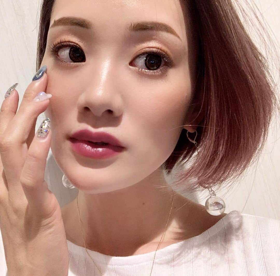 Arisaさんのインスタグラム写真 - (ArisaInstagram)「今日のリップは @ishidakazuho プロデュースの @lpdgem.official ジェミニーリップ💄の新色ピンクブラウン💕 このリップ本当に塗り心地よくて、さらにティントだから落ちない❗️❗️香りもめちゃくちゃ好みでこの子は今年のベスコスに確定されてます笑笑❗️ お値段も良心的だから是非使ってもらいたいです😊 新色のシアーブラウンもこの間ライブでちょっとだけ紹介したけど、めちゃくちゃ綺麗な色だよー💕今度全色レポしますね💖 ・ ・ #ジェミニーリップ#石田一帆#ティント#リップ#ピンクブラウン#ブラウンリップ#新作コスメ#コスメ大好き#ジェムコスメ」6月9日 21時26分 - saarariii