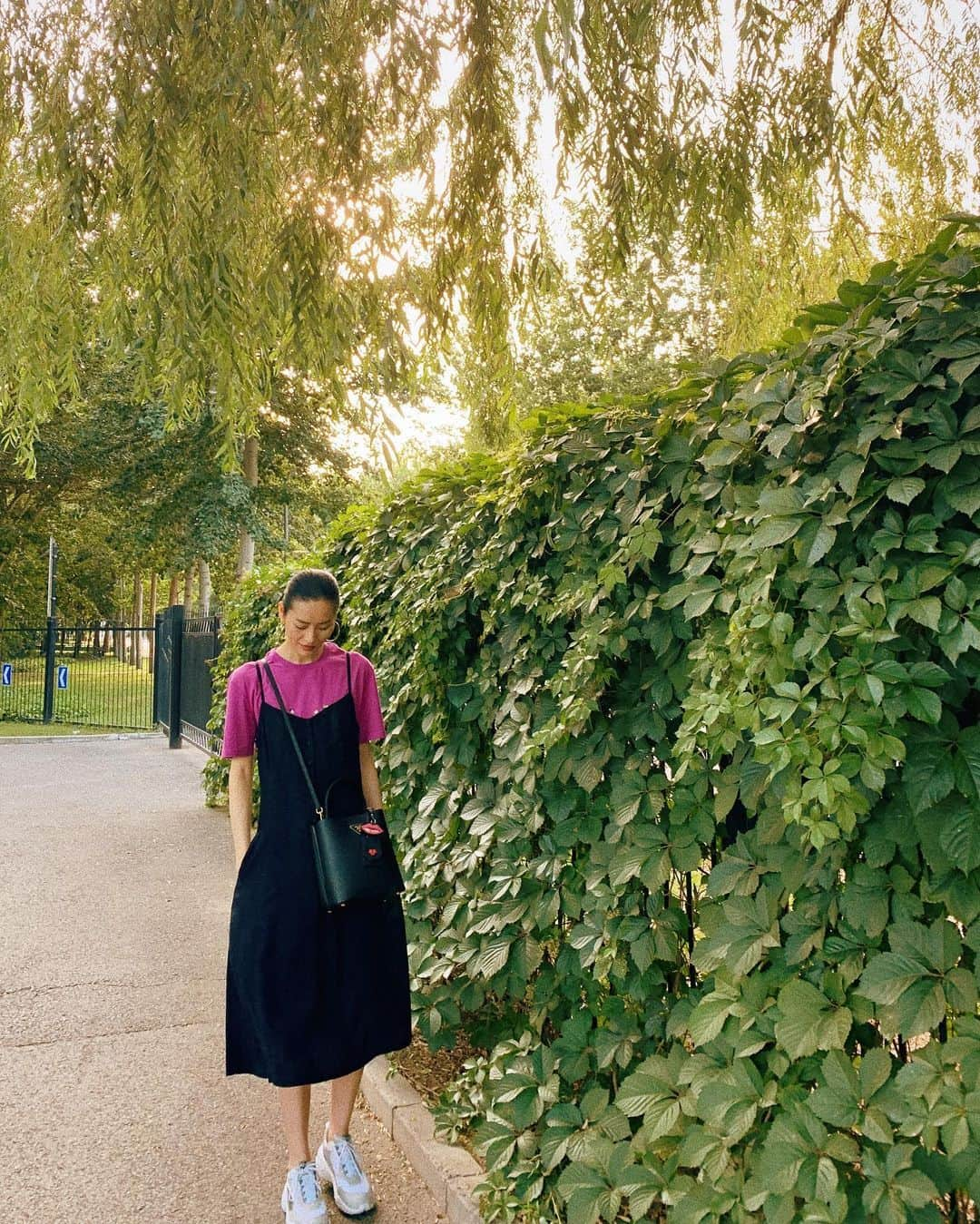 リウ・ウェンさんのインスタグラム写真 - (リウ・ウェンInstagram)「Vines grow upward while willow trees reach down 👆👇」6月9日 21時35分 - liuwenlw