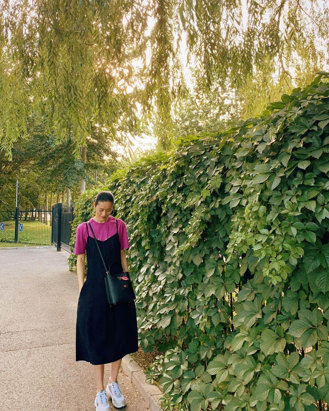 リウ・ウェンのインスタグラム：「Vines grow upward while willow trees reach down 👆👇」