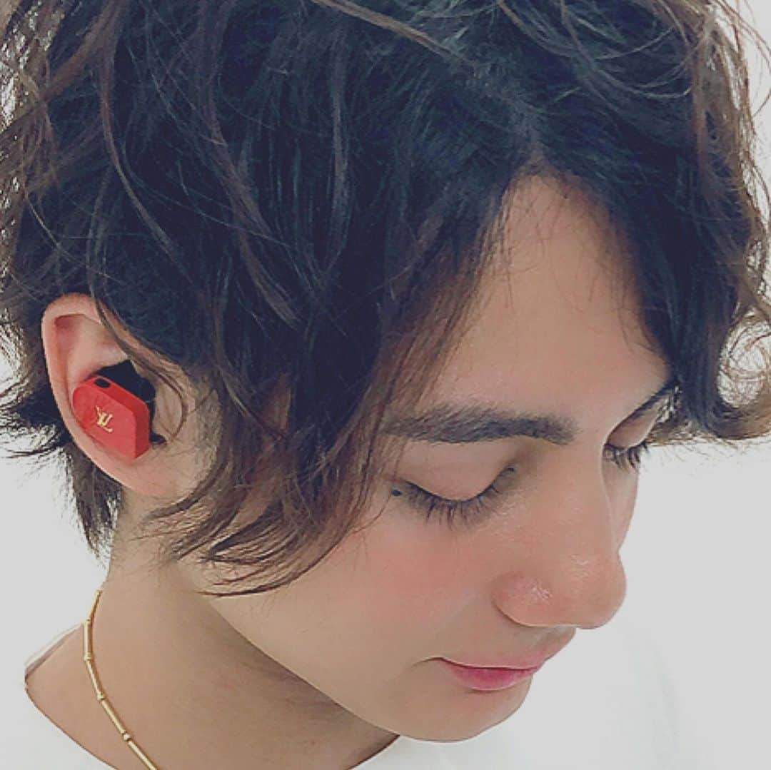 北中健一のインスタグラム：「My  favorite  bluetooth wireless earbuds(earphones)♪ #louisvuitton  #bluetooth #wireless  #earbuds #earphones #ear」