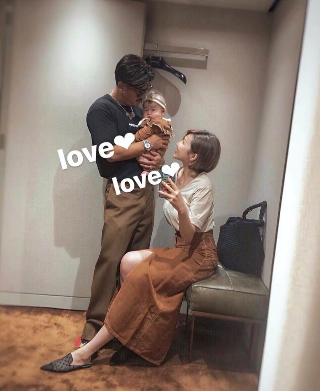 shihoのインスタグラム：「papa mama baby 👨‍👩‍👧 . . . #ootd#fashion#code#codenate  #outfit#linkcode #love#family  #baby#papa#mama#生後4ヶ月  #ママコーデ#ママライフ #来週は#結婚記念日 #1回でみにしぽに目線頂けた😂♥️」