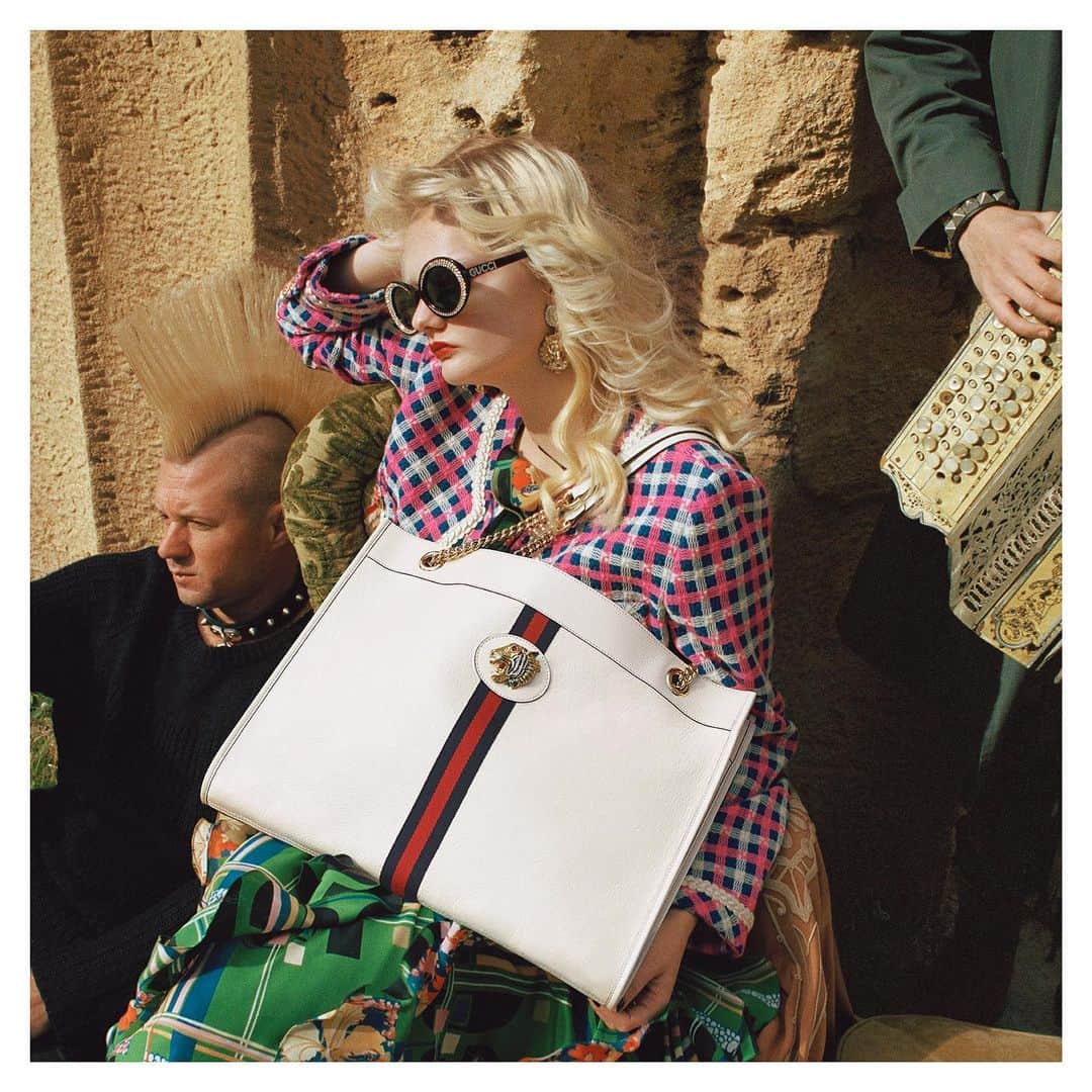 のインスタグラム：「Featuring the tiger head detail and the House Web stripe, a look at the #GucciRajah leather tote bag. Discover more through link in bio. @alessandro_michele #AlessandroMichele #GucciPreFall19」