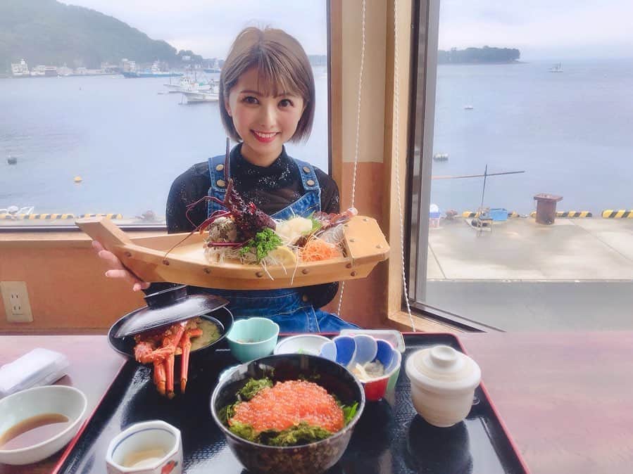 岡田栞奈のインスタグラム：「今日は朝早起きして静岡県 までドライブ🚗💨 ・ ・ お目当ては「高足ガニ」🦀 世界最大のカニと言われていて大きいもので足を広げると3〜4メートルにもなるのです‼️デカすぎ‼️ ・ 私が今回伺った 「網元光徳丸 食事処 かにや」 さんにもお店の一階にはうじゃうじゃどデカイ蟹が居ました🦀🦀🦀✨ 本当に写真じゃ伝わらないくらいデカイの😂 是非一度行って欲しい‼️ ・ ・ 蟹の他に伊勢海老、いくらも 堪能しましたよ〜💓 海鮮美味しいね〜💓 最高でした💓 #高足ガニ #タカアシガニ #世界最大 #静岡県 #海鮮 #美味しい #食事処かにや #日帰り旅行  #ドライブ」