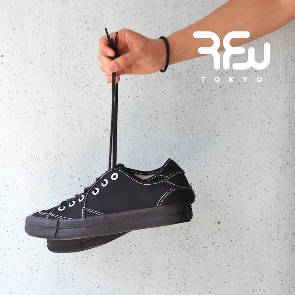のインスタグラム：「《RFW 2019SS》  SANDWICH-LO HERITAGE -Black-  ソールまでブラックで仕上げた 今季の新作ヘリテージシリーズ ホワイトのパイピングにすることで 重たい印象にならずに 爽やかな印象に仕上げました。  From our new HERITAGE series this season, all black from upper to sole. With white stitch on top of black canvas, Fresh and cool new looks even for this coming summer. Check it out at link below !  www.rfwtokyo.com @rfwtokyo  #rfw #rfwtokyo #rhythmfootwear #sneaker #sneakers #kicks #instashoes #instakicks #sneakerhead #sneakerheads #nicekicks #sneakerfreak #kickstagram #2019ss #spring #summer  #20th #aniversary #renewal #tokyo #東京 #スニーカー #シューズ #リズム #20周年 #記念 #リニューアル #立ち上げ #rpm #rhythmprimarymarket」