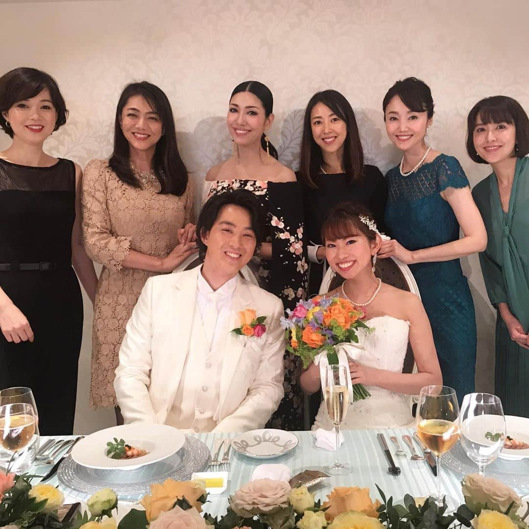 前田典子さんのインスタグラム写真 - (前田典子Instagram)「久しぶりの結婚式に出席💒 事務所スタッフの 柴ちゃんが結婚👰🤵 #花嫁はいいなぁ💕 1番美しい✨😭 幸せな2人を見て幸せのお裾分けをもらえた❤️ #感動して泣けた 😭👏 #涙腺ゆるゆる😹 #いい結婚式だった㊗️ #おめでとう🎈 #2人で仲良く助け合い、明るい幸せな家庭を築いてね❣️」6月9日 21時37分 - maenorichang