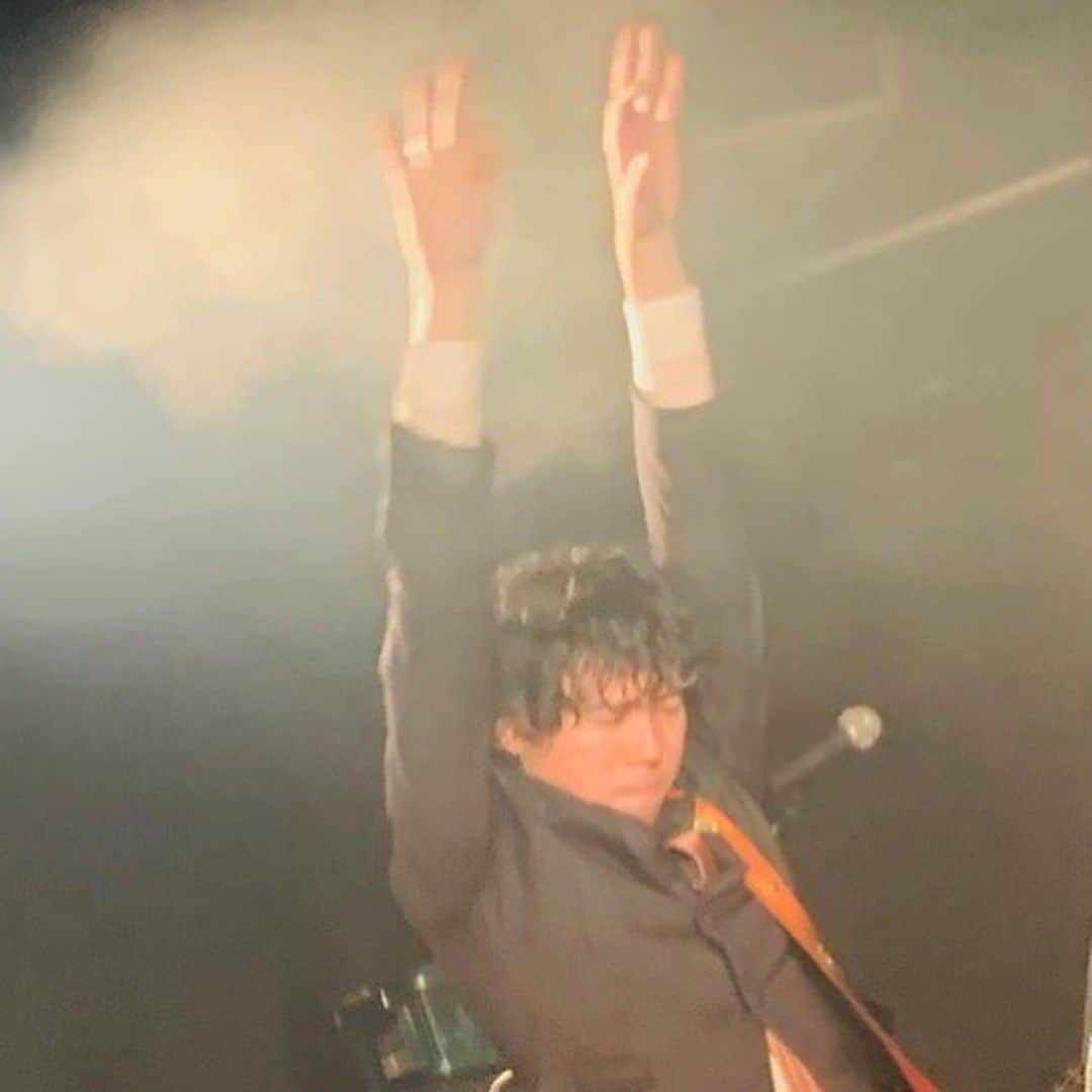 THE BAWDIESさんのインスタグラム写真 - (THE BAWDIESInstagram)「「NEW STEPS, NEW GROOVES TOUR 2019」3本目はなんと6年ぶりの旭川CASINO DRIVE！ 6年も待たせちゃってごめん！バカヤロウおれたち！！ かなりいい雰囲気でツアー始まってるのでみなさん絶対来てね！ 写真はライブ中に宇宙人との交信を試みてる私です。  by taxman  #bawdies #newstepsnewgroovestour2019  #旭川CASINODRIVE #新曲解禁ツアー #宇宙との交信 #未知との遭遇」6月9日 21時38分 - thebawdies