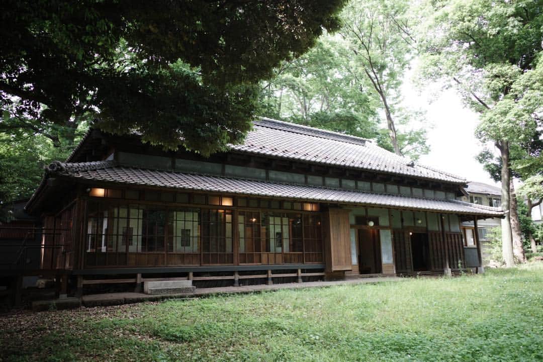 佐藤東弥のインスタグラム：「仕事の都合で訪れたのは幼馴染の家の近くでした 昔は茅葺きの屋根でしたが、今は立派な本瓦に 社会科見学でもおじゃましました #GR3」