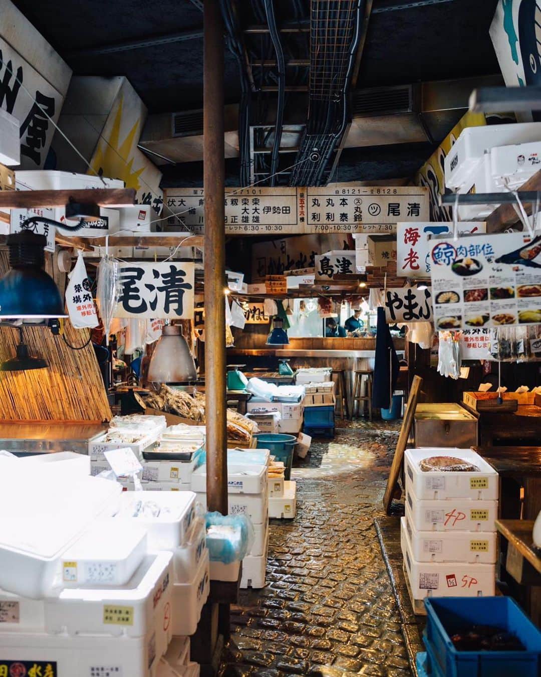 Vogue Parisさんのインスタグラム写真 - (Vogue ParisInstagram)「#VogueAddressBook Kodawari Tsukiji recreates the vibe of Japanese fish markets in the heart of Paris with an attention to detail that transports visitors instantly. Diners can feast on ramens and flavors of the sea, made by masters in the cuisine, sitting amongst the food crates stacked up all around them. See more on Vogue.fr #Paris #Japanese」6月9日 21時40分 - voguefrance