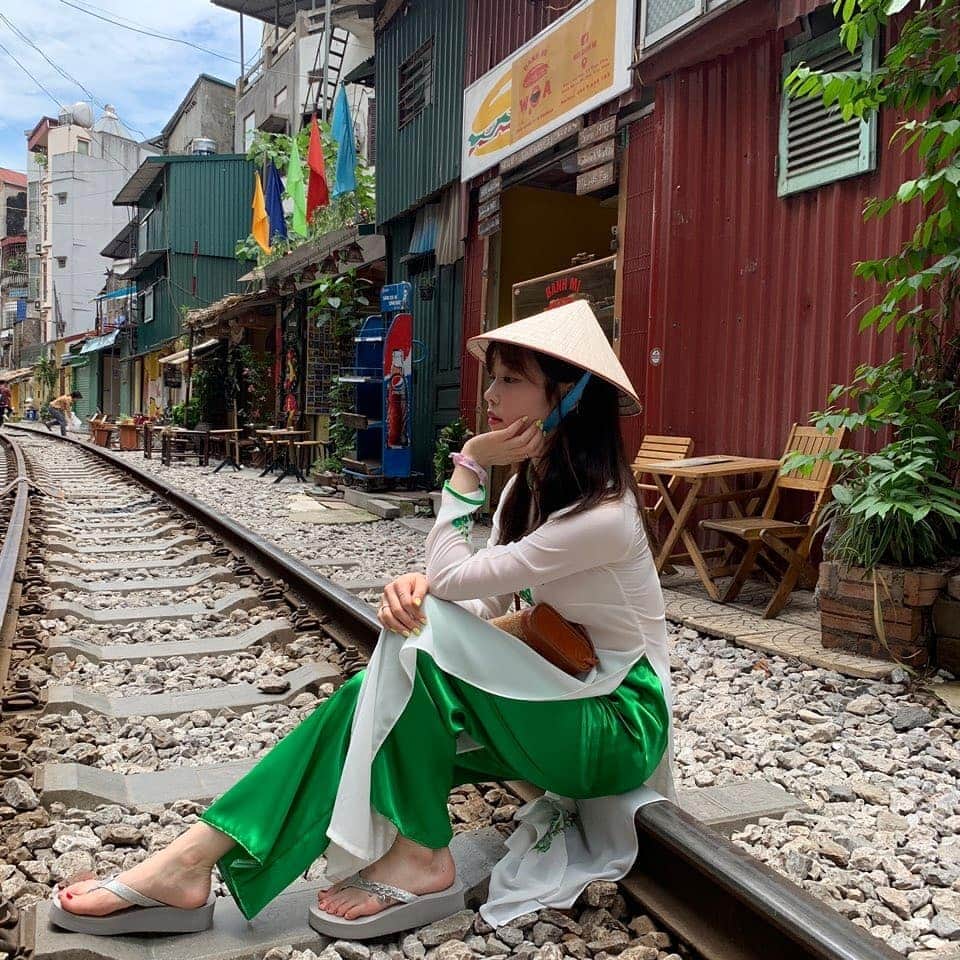 レイチェルさんのインスタグラム写真 - (レイチェルInstagram)「rachel in hanoi 초록초록 #아오자이 💚😶」6月9日 21時40分 - castlechel_0824