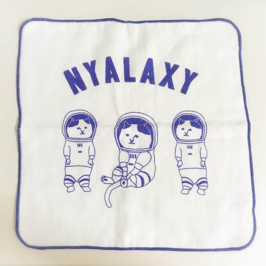 ねこさんのインスタグラム写真 - (ねこInstagram)「NYALAXY(ニャラクシー)ガーゼハンカチ🌠✨ 表面がガーゼ、裏面がパイルになっている1枚生地なのです🙆‍♀️♫日本製でね、とてもなめらかで優しい肌触りだョ😆❤️ 見て見てこのシュールなデザイン…😂NYASAの両隣にNYANDROID(ニャンドロイド)がいるよ😂😂😂足の短さ…😂🦵 7月になった瞬間に発売予定です😊✨またAmazonなどの通販情報や、取扱店舗情報も随時お知らせしていきまーす(^o^)🤚🏻💕 #neko_magazine #ねこ #猫 #ネコ #catstagram #cat #ねこマガジン #NEKONOBA #kozacla #nyasa #nyalaxy #ハンカチ #ガーゼ #ガーゼハンカチ」6月9日 21時42分 - neko_magazine