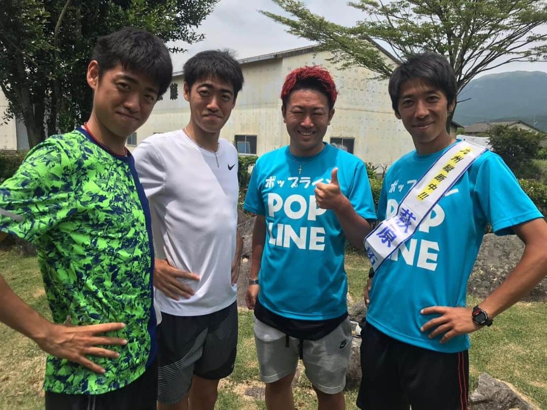 竹本カズキのインスタグラム：「【#九州縦断飯】 旭化成が阿蘇で合宿中という事で村山兄弟に会いに行っちゃいました🏃‍♂️ なんと #YouTube にも出て頂いちゃいました🔥 もうマブダチです😉 本当にありがとうございました❗️ #ポップラインのランニング魂 で観れますよ〜 お二人の素の部分が露わに‼️ #村山紘太 #村山健太 #ポップライン #ポップラインのランニング魂 #九州縦断の旅 #マラソン #ランニング」