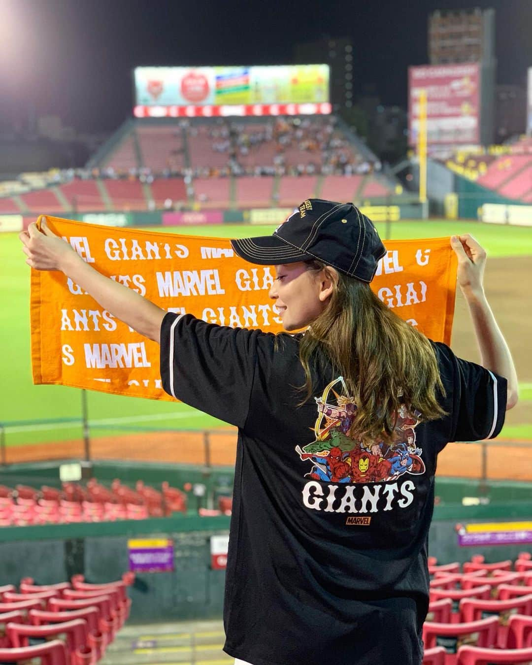 陽菜えみるさんのインスタグラム写真 - (陽菜えみるInstagram)「. 先日は楽天との交流戦⚾️🐰🔥🦅 杜の都仙台まで野球遠征に 行って参りました🚅✨✨✨ . 全国的に巨人ファンは多いからなぁ と思っていたけど 圧倒的な楽天ファン🦅🔥🔥🔥 ちょっと巨人ファンは 肩身が狭かったかなぁ〜🤣🤣 コボスタで交流戦を観たのは 初めてだったので パ・リーグ1位の今の楽天の勢いと そして2年前にきたより 加速している仙台の地元の熱さを 肌で感じてきました🔥😳👏✨✨ . 少ない巨人ファンの中に... このマーベルとのコラボユニ🐰🧡🧡 コボスタで着ていたのは えみるだけだったんじゃないかな⁉️👕 なんかそういうのって嬉しい😋✨✨ . @baseball_girl_89  さんからの 可愛いユニこの日に新調しました🔥🔥🔥 . . #プロ野球 #読売ジャイアンツ #ジャイアンツ #読売巨人軍 #巨人 #原巨人 #奮輝 #橙魂 #和と動 #巨人ファン #ジャイアンツファン #野球好きと繋がりたい #巨人ファンと繋がりたい #ユニフォーム #ユニフォーム女子 #ユニフォームマジック #マーベル #マーベルグッズ #ジャイアンツコラボ #marvel #マーベル好きと繋がりたい  #npb #tokyogiants #スポーツ好き #野球好き #無類の野球好き #陽菜えみる #野球遠征 #楽天 #交流戦」6月9日 21時46分 - emiru_haruna