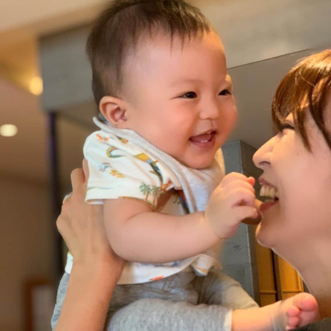 星野加奈のインスタグラム：「・ ・ 遅くなってしまいましたが… ・ 10ヶ月になりました💙 ・ ・ ☑︎最近の👶の様子🌈 ・ ⚫︎卒乳した ⚫︎ズリバイ始めました ⚫︎バイバイができるようになった ⚫︎どうぞって物を渡すようになった ⚫︎電車が好き ・ 10ヶ月入ってから出来ることが急に増えて成長をすごく感じてます👶💕 ・ ・ 移動手段が増えて気づいたらいろんなとこに動き回っているのでリビングにベビーゲート付けました😊 ・ ・ これからもいろんなこと吸収してすくすく育っていってね❤️ ・ #成長記録 #育児記録 #生後10ヶ月 #男の子ママ #7月生まれ #son #family #boymom #love」