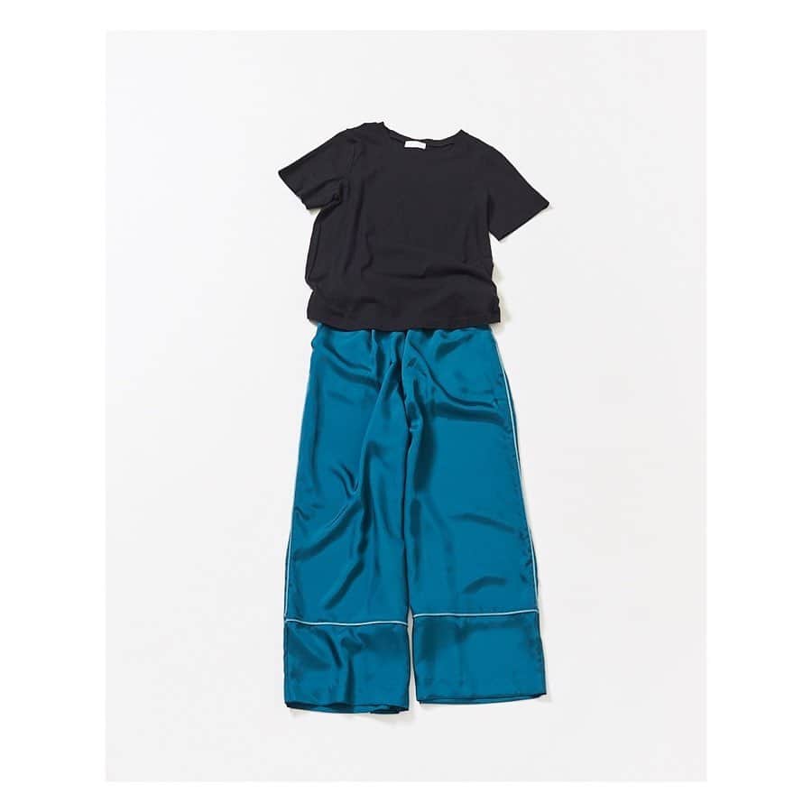 CIROI CIROI × MINETV VOL.1 ONAIRのインスタグラム：「【STYLE】 ＿＿＿＿＿＿＿＿＿＿＿＿＿＿＿＿＿＿＿＿＿＿＿＿＿ Tops: Paper basic T-shirts Color: green/white/navy/black Price: ¥6,500+tax→¥3,510+tax. . Pants: Minimal piping wide pants  Color: beige/green Price: ¥21,000+tax. . Sandal: intrecciato sandal Color: brown/black Price: ¥27,000+tax. ￣￣￣￣￣￣￣￣￣￣￣￣￣￣￣￣￣￣￣￣￣￣￣￣￣ . Tops. まるでペーパーのようなカラッとした綿糸を使用した、涼しげな T シャツ。体の線が美しく出るシルエットに、ステッチを極力無くし、女性らしいデザインに仕上げました。レングスは、ロングとショートの 2 種類。ショート丈は、ハイウエストやジャストウエストのボトムス合わせに最適です。 スタイリングに合わせて、丈感やサイズを選べる定番の T シャツです。 . Pants. 落ち感と光沢感のあるレディなワイドパンツ。 ウエストにメンズタキシードパンツの手法を採用し、ゴム仕様ですが、前後共ウエストからヒップまでをすっきり見せるデザインに仕上げています。 ケーブルパイピングでカジュアルダウンさせ、デイリーに使えるリッチなパンツです。 . #CIROI」