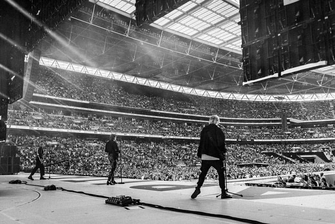 5 Seconds of Summerさんのインスタグラム写真 - (5 Seconds of SummerInstagram)「THANK YOU WEMBLEY STADIUM! @capitalofficial #CapitalSTB thank you for your incredible energy.」6月9日 21時49分 - 5sos