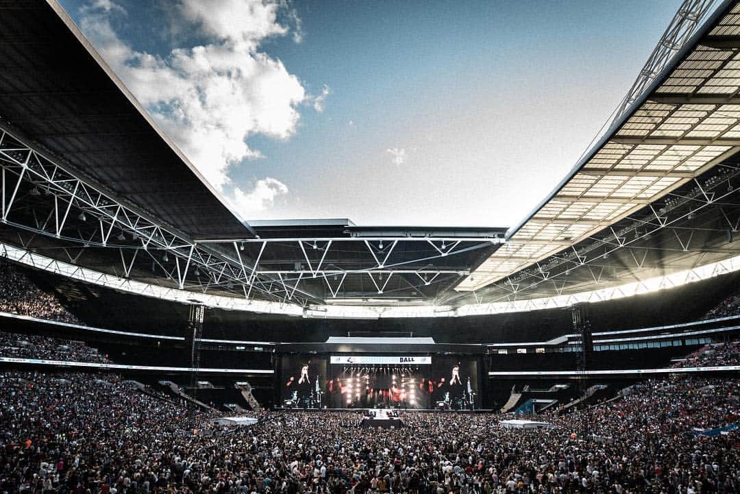 5 Seconds of Summerさんのインスタグラム写真 - (5 Seconds of SummerInstagram)「THANK YOU WEMBLEY STADIUM! @capitalofficial #CapitalSTB thank you for your incredible energy.」6月9日 21時49分 - 5sos