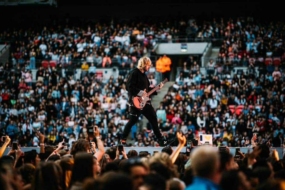 5 Seconds of Summerさんのインスタグラム写真 - (5 Seconds of SummerInstagram)「THANK YOU WEMBLEY STADIUM! @capitalofficial #CapitalSTB thank you for your incredible energy.」6月9日 21時49分 - 5sos