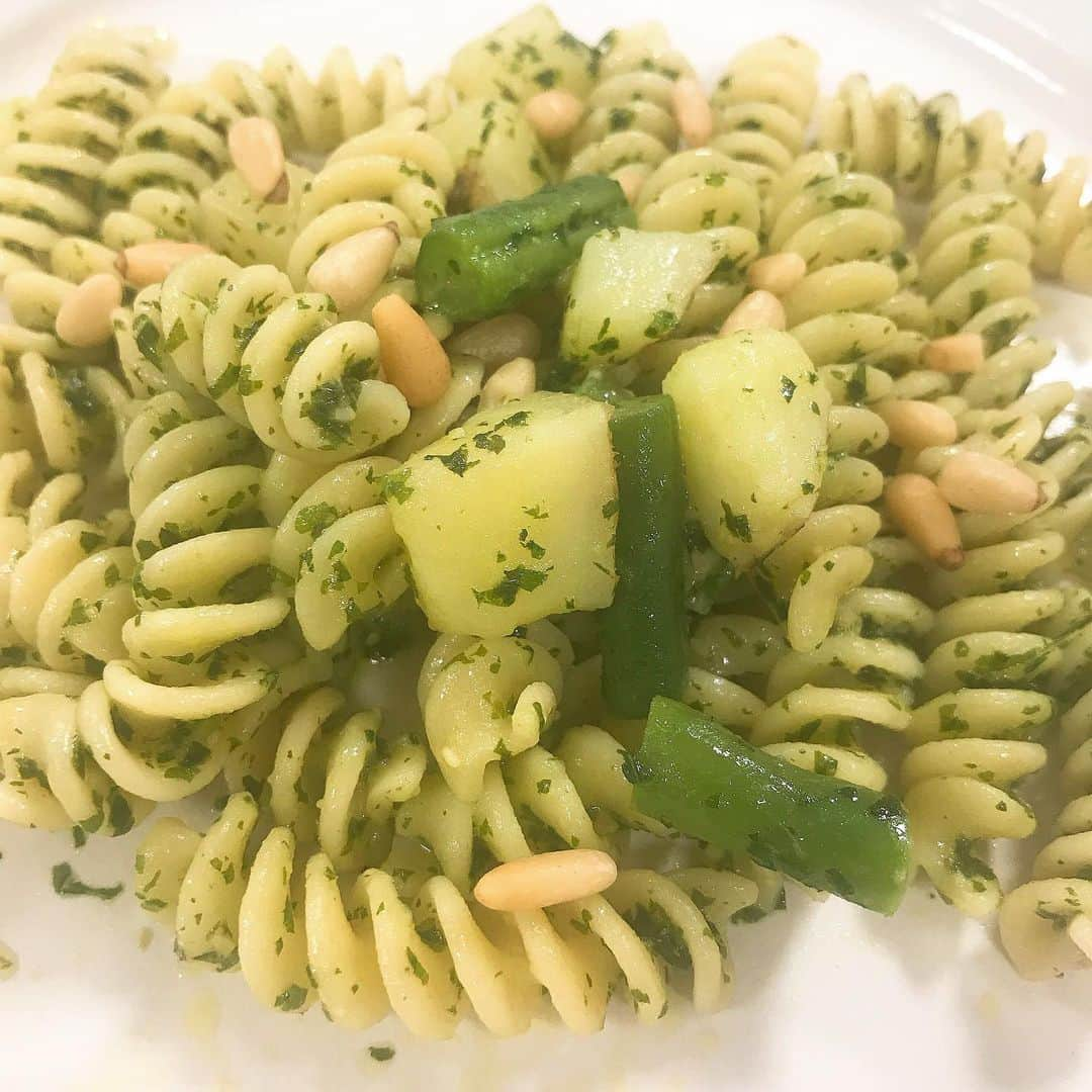 近藤しづかさんのインスタグラム写真 - (近藤しづかInstagram)「“Pesto alla Genovese di Shiso” 「しそのジェノベーゼ」 . 10kmマラソンタイムは1時間5分でした！ . #カーボローディング のため マラソン前日は必ずパスタと決めています✌️ . 日本では、 バジルより紫蘇がお求めやすいので 紫蘇を使うよ✨ バジルに負けず劣らず、とっても香りが良い〜 ソースはミキサーにかけるだけで簡単なので、とっても簡単なの^_^ . #アスリートフードマイスター  #アスリートフード  #しづか御膳  #スポーツ #運動 #食事 #食 #持久力 #フィットネス #スポーツ女子 #時短 #パスタ #ペンネ #じゃがいも #いんげん #松の実 #紫蘇 #ジェノベーゼ thedaybefore #marathon #carboloading #pasta #pastaday #everydaypasta #buono #penne #pasta #genovese #basilico #giapponese si chiama #Shiso」6月9日 21時49分 - shizuka_kondo