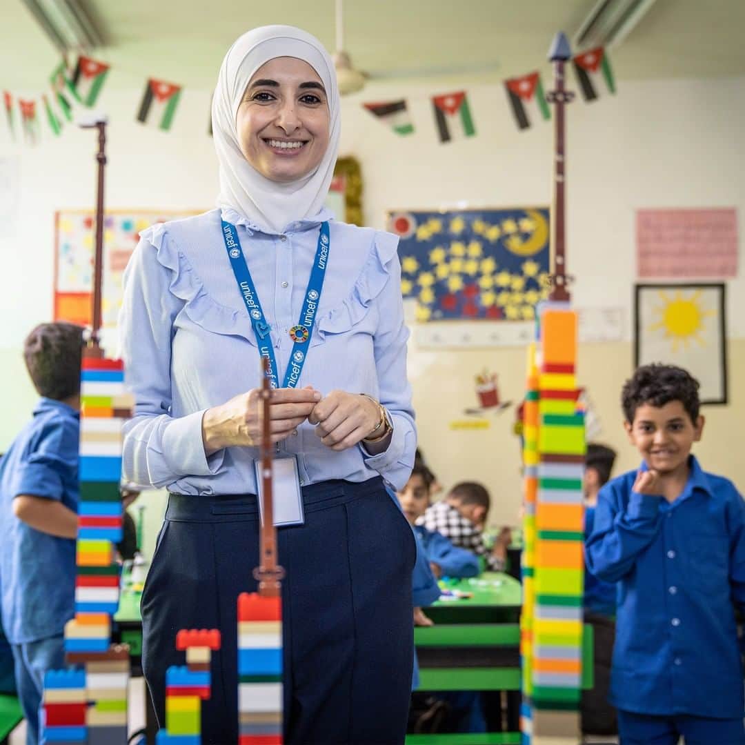 unicefさんのインスタグラム写真 - (unicefInstagram)「“Learning through play is very important because it’s child-centered. The teacher steps back, while the child is in the driving seat.” Sajeda, early childhood development specialist with @UNICEF_Jordan.  #EarlyMomentsMatter © UNICEF/UN0250068/Herwig」6月9日 21時50分 - unicef