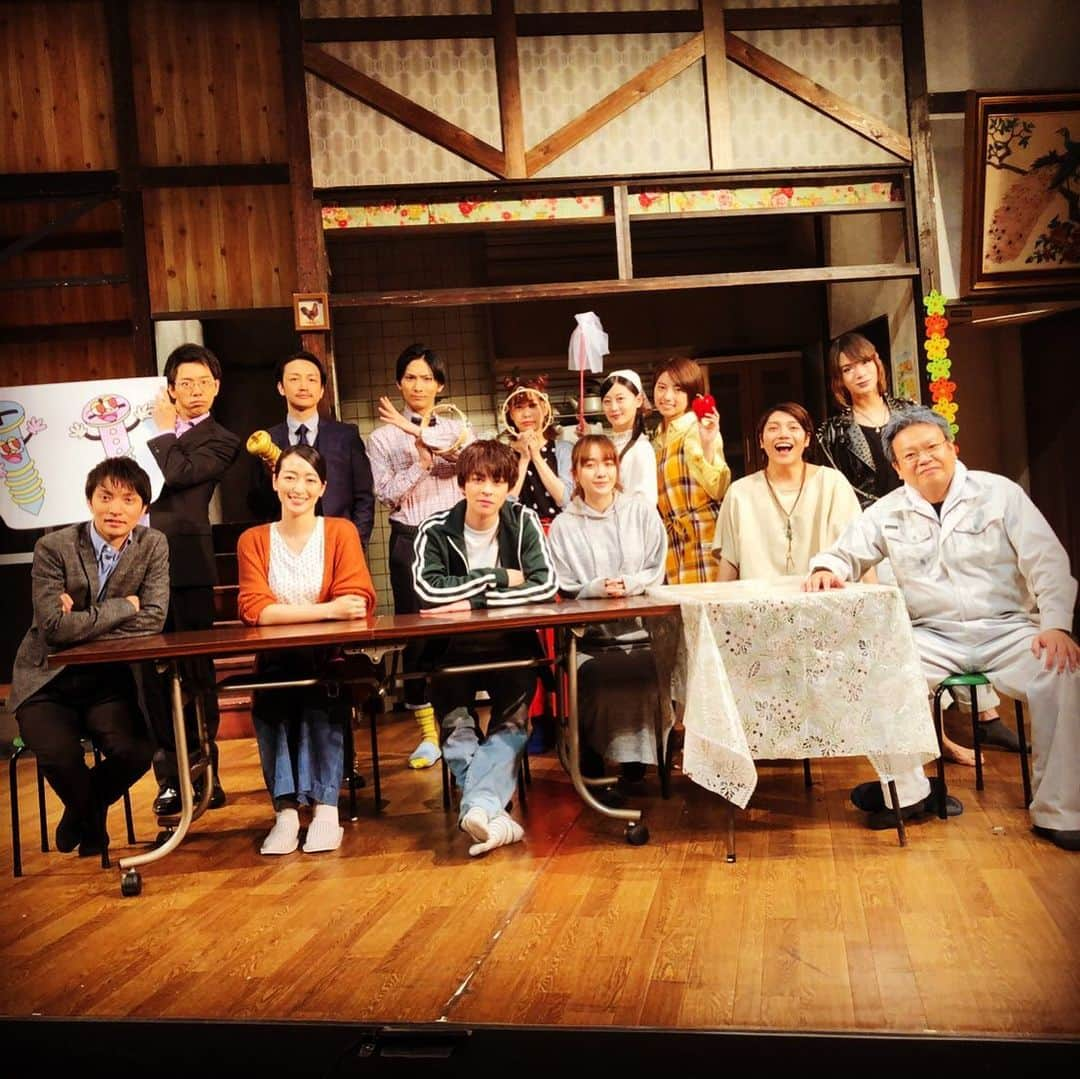 高見奈央さんのインスタグラム写真 - (高見奈央Instagram)「. . 舞台「a Novel 文書く show」 全公演終わりましたー😆✨ . 本当に家族みたいなカンパニーで ふざける時はとことんふざけて ちゃんとやるところはビシッときめて いっぱい助けられて たくさんのことを教えていただけて 初セリフ舞台でありながら 安心して舞台に立つ事が出来ました😊 . 観に来てくださるみなさんの 反応も毎公演楽しみで 袖からこっそり見てました👀 . まだまだ課題もありますが 自分自身、演じるという事をとても楽しむ事が出来ました！！ . またキャストのみんな、 スタッフのみなさん、 お客様に会えるように頑張ります💪 . 本当にありがとうございました！！ . #ブンカクショー #六本木俳優座 #東別院ホール #ABCホール」6月9日 21時50分 - nao_takami1128