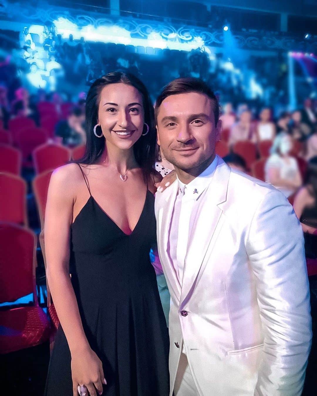ヤナ・イグリアンのインスタグラム：「И вот она долгожданная встреча с @lazarevsergey ! С одним из самых талантливых Российских артистов 🇷🇺 ⠀ Это единственный артист, которого я продолжаю слушать с самого детства! ⠀ А какие у вас были кумиры 10 лет назад? И сохранились ли они?😊」