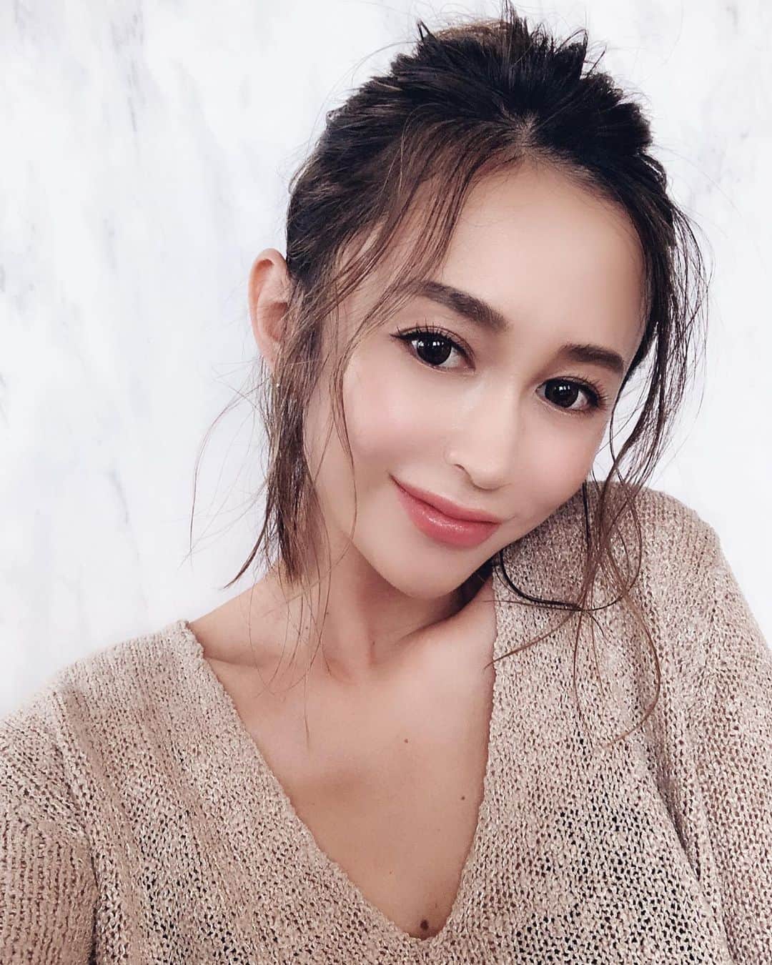 asami0510のインスタグラム：「もうそろそろ臨月だからマタニティフォトの撮影したよ！データー届くのが楽しみ^_^ ヘアメイクは @shiochan_7  ゆる〜い無造作アップしてってお願いしたら理想的なヘアにしてくれた！ やっぱりヘアメイクはりえたそ❤︎ #maternityphoto #maternitylife #hairmake #マタニティフォト #マタニティ #妊娠9ヶ月 #妊婦 #ヘアメイク #アップスタイル」