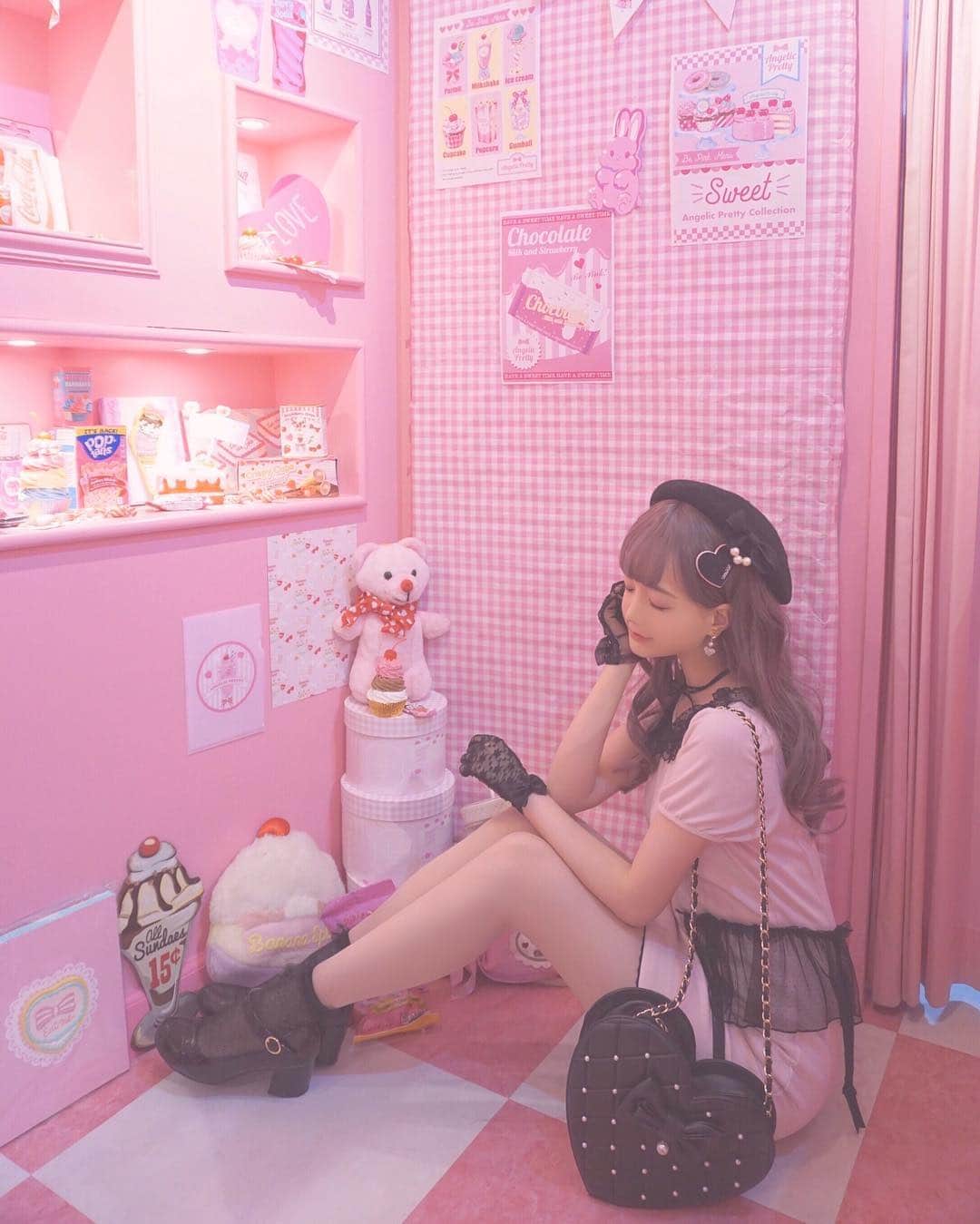 Chikako千佳子さんのインスタグラム写真 - (Chikako千佳子Instagram)「Angelic Pretty💖💖💖 #angelicpretty #lolitafashion #sweetlolita #ehyphenworldgallerybonbon」6月9日 22時01分 - cindychikako