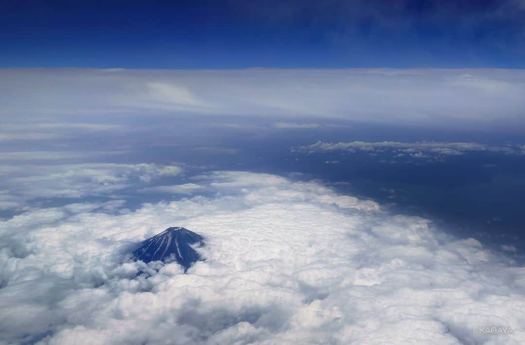 KAGAYAさんのインスタグラム写真 - (KAGAYAInstagram)「富士山、あたまを雲の上に出し。 山頂付近の雪も少なくなりました。 （先週、飛行機の窓より撮影） 今日もお疲れさまでした。明日からもおだやかな一週間になりますように。」6月9日 21時56分 - kagaya11949