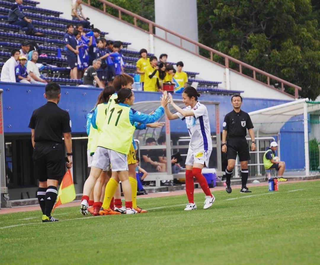 川島はるなさんのインスタグラム写真 - (川島はるなInstagram)「... 今シーズン初ゴール💪⚽️ みーちゃん(石田選手)、後ろからのワシ掴みで こんなに喜んでくれてたのね🙌 そしてこの後、サクさんに 気持ち悪いハグを求めにいきます⚠️ 喜び方がダサいのは昔から🤫 最後はイケてる南野選手👏 応援ありがとうございました‼️ #ノジマステラ神奈川相模原」6月9日 21時57分 - haruna__kawashima