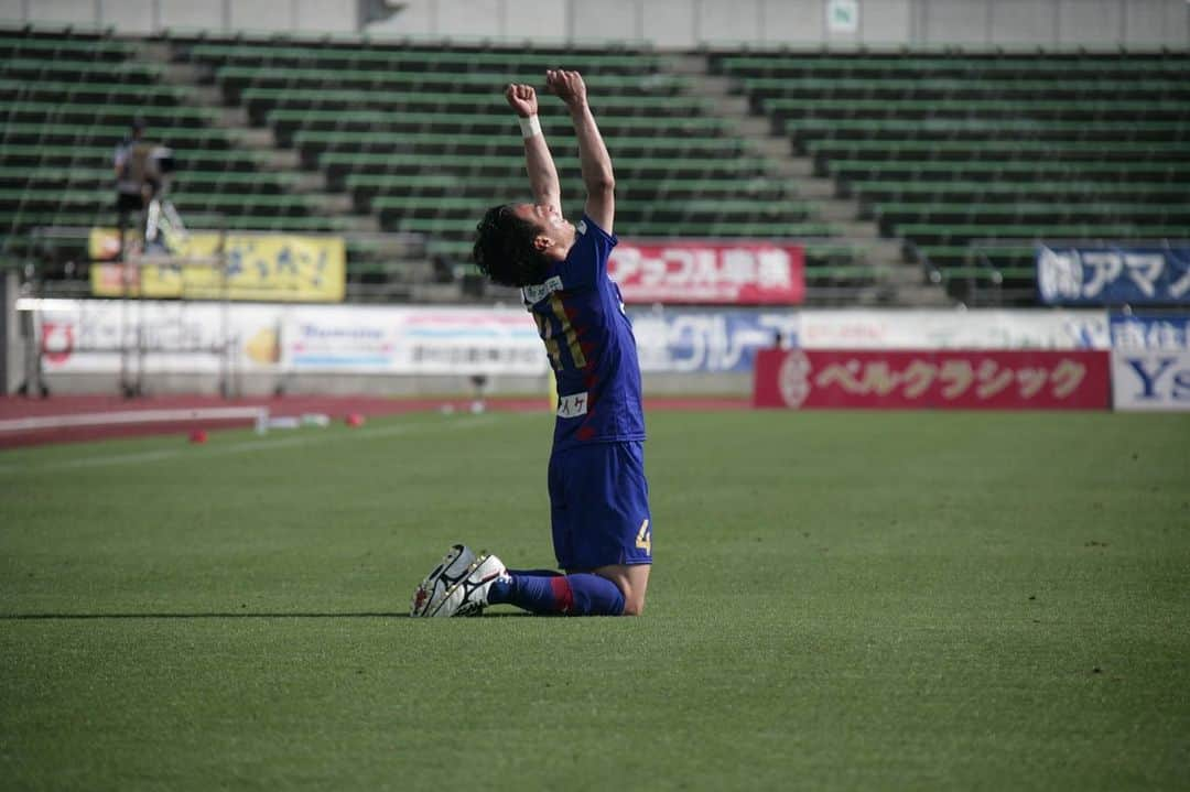 武岡優斗さんのインスタグラム写真 - (武岡優斗Instagram)「仲間が撮ってくれたもの。  モンテディオ山形戦… 友人である坂本亮太くんが  @sacamogram  写真を撮りに来てくれました。  良い写真が多すぎて笑 載せるチョイスに困る笑  2点目直後の瞬間も しっかりと撮られてました笑  正直…無我夢中であんま覚えてない笑  写真で思い返す始末笑  良い写真が多いから まだまだ載せていこうと思います笑 更新にお付き合いください笑  #良い写真だらけ #他にもある #ありすぎて困る #さかもくん #ありがとう😊 #また撮りに来てね #いつでも待ってるよ #友人のカメラマン #何人いるんだって話 #何人いるんだろう笑 #現場からは以上です🙏」6月9日 22時01分 - yuto_takeoka17