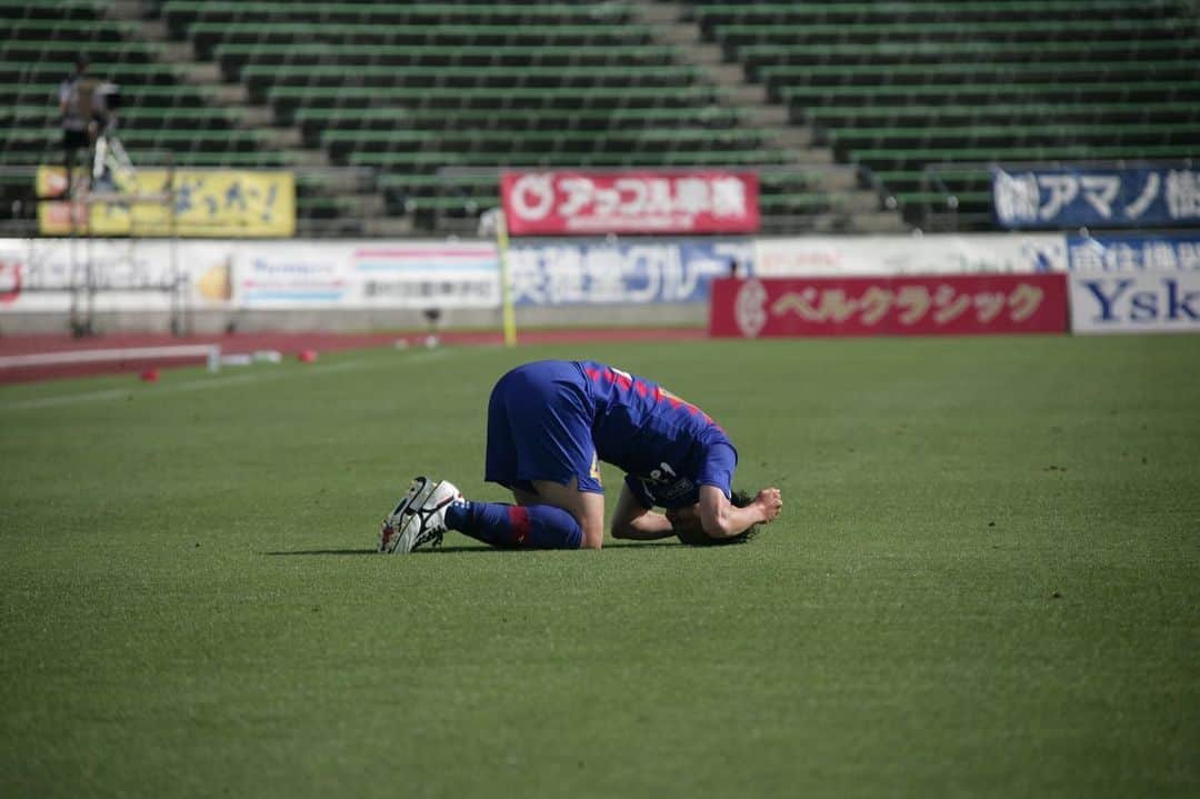 武岡優斗さんのインスタグラム写真 - (武岡優斗Instagram)「仲間が撮ってくれたもの。  モンテディオ山形戦… 友人である坂本亮太くんが  @sacamogram  写真を撮りに来てくれました。  良い写真が多すぎて笑 載せるチョイスに困る笑  2点目直後の瞬間も しっかりと撮られてました笑  正直…無我夢中であんま覚えてない笑  写真で思い返す始末笑  良い写真が多いから まだまだ載せていこうと思います笑 更新にお付き合いください笑  #良い写真だらけ #他にもある #ありすぎて困る #さかもくん #ありがとう😊 #また撮りに来てね #いつでも待ってるよ #友人のカメラマン #何人いるんだって話 #何人いるんだろう笑 #現場からは以上です🙏」6月9日 22時01分 - yuto_takeoka17