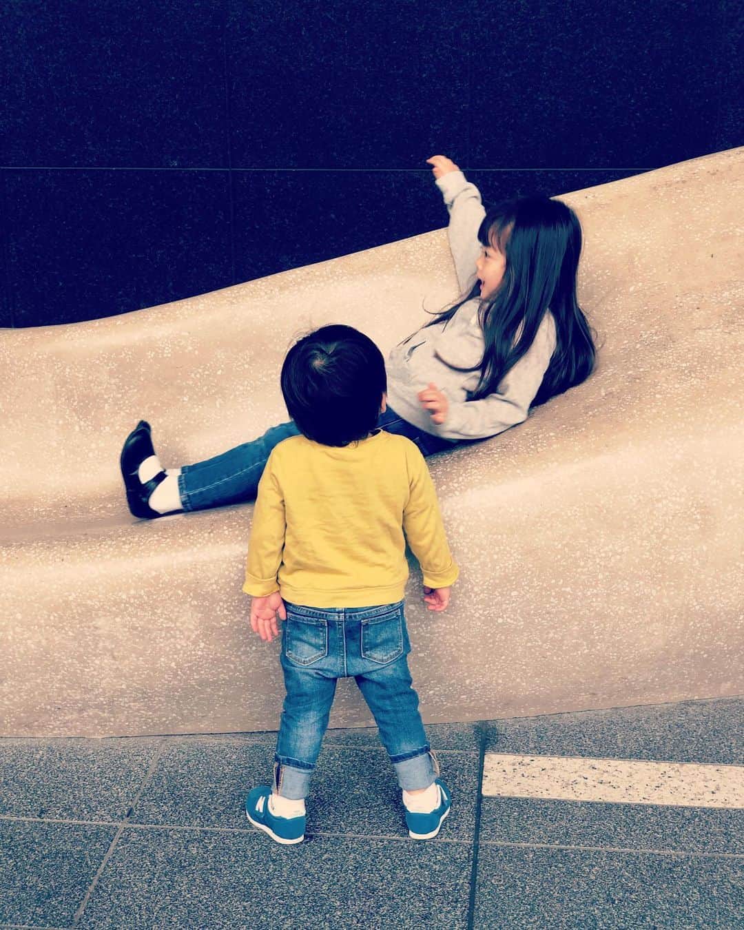 中岡由佳さんのインスタグラム写真 - (中岡由佳Instagram)「子供達との日曜日。モノレールに乗って羽田空港へ。 #4y10m #2y2m #mama #japanese」6月9日 22時11分 - yuka_nakaoka