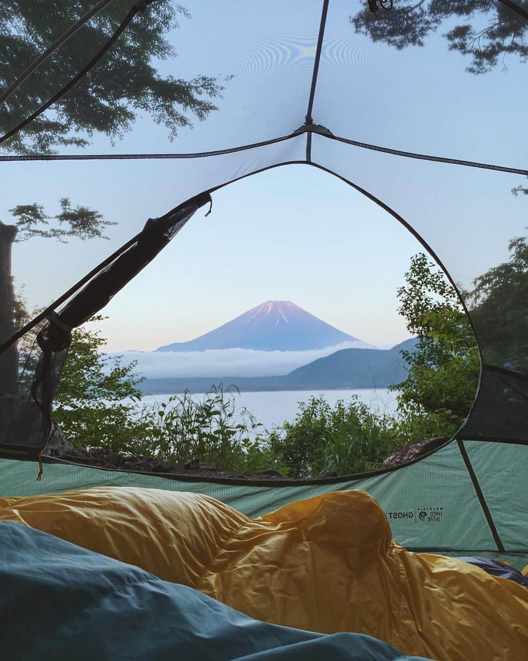 Y U R I Eさんのインスタグラム写真 - (Y U R I EInstagram)「梅雨入り前に行っとこかキャンプ🏕 夕暮れ時の富士山。特等席からごろ寝で鑑賞(´ω`) #翌々日から梅雨入り #0605」6月9日 22時04分 - yuriexx67