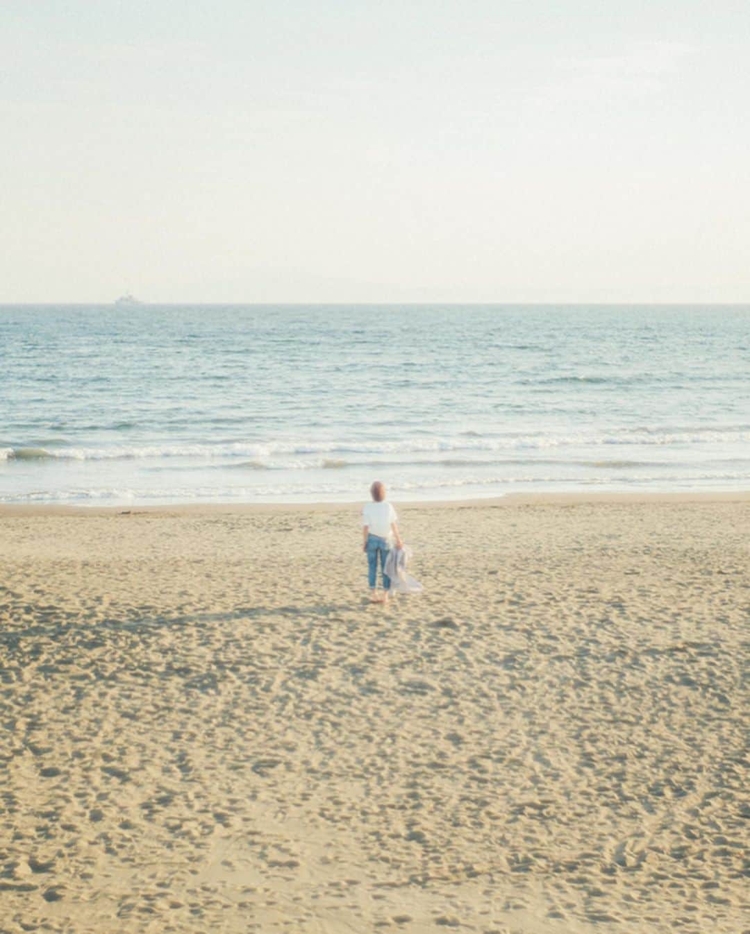 haru wagnusさんのインスタグラム写真 - (haru wagnusInstagram)「Bittersweet twilight for her life. ㅤㅤㅤㅤㅤㅤㅤㅤㅤㅤㅤㅤㅤ ㅤㅤㅤㅤㅤㅤㅤㅤㅤㅤㅤㅤㅤ どれだけ時が過ぎても、 ぼくたちは命を懸けて遊んでいたいよね。 ㅤㅤㅤㅤㅤㅤㅤㅤㅤㅤㅤㅤㅤ #ノープラン部  #α7riii #海遊び」6月9日 22時10分 - wagnus