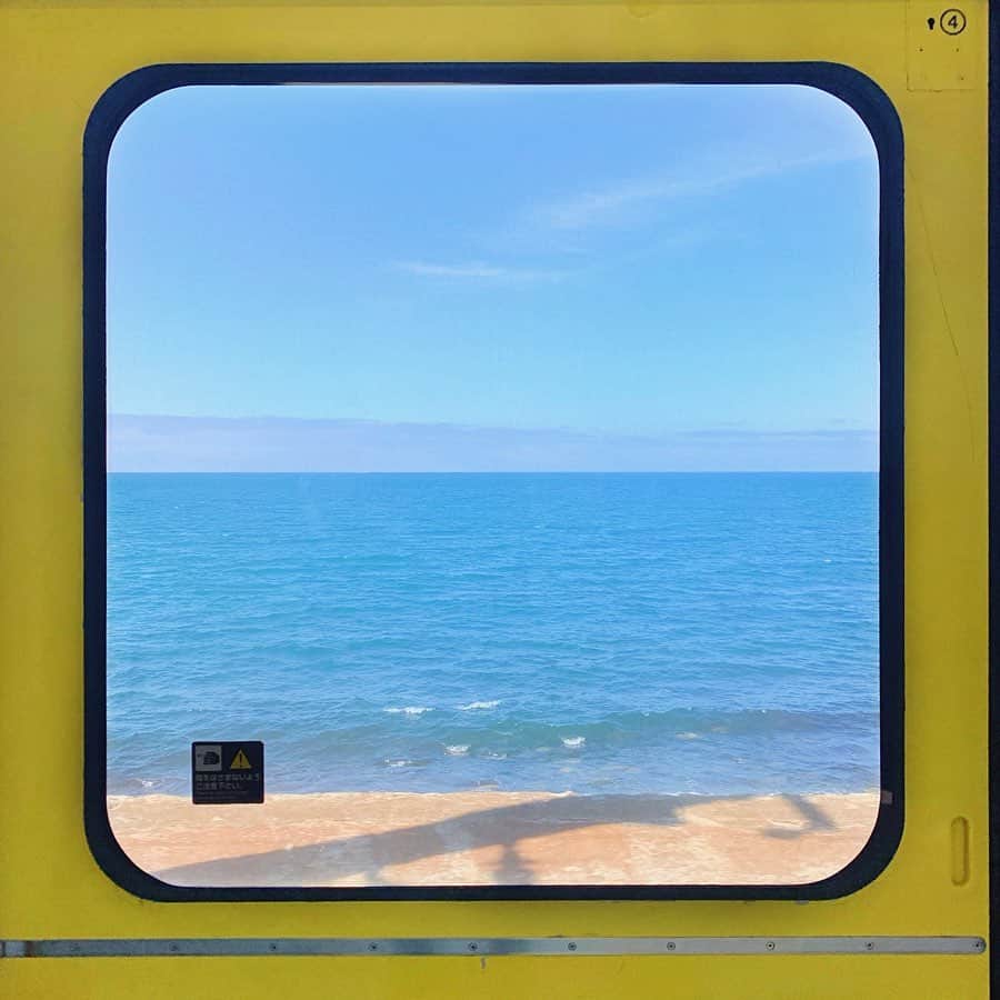 のインスタグラム：「癒💚💛💙 小樽から札幌へ向かう電車。 ドアの黄色が可愛いなぁってボケ〜っと眺めてたら 景色が綺麗で眠気が冷めた！  毎日この電車に乗っていたら 心が休まりそう🥺 でも降りたくなくて、 ずっと乗り続けてしまいそう。笑  #風景の口笛添え動画 #追加しといた 😉笑 #やめてほしいの回答も多数あったけど載せる🤗 #ちひろtrip北海道 #2枚目以降はムービー」