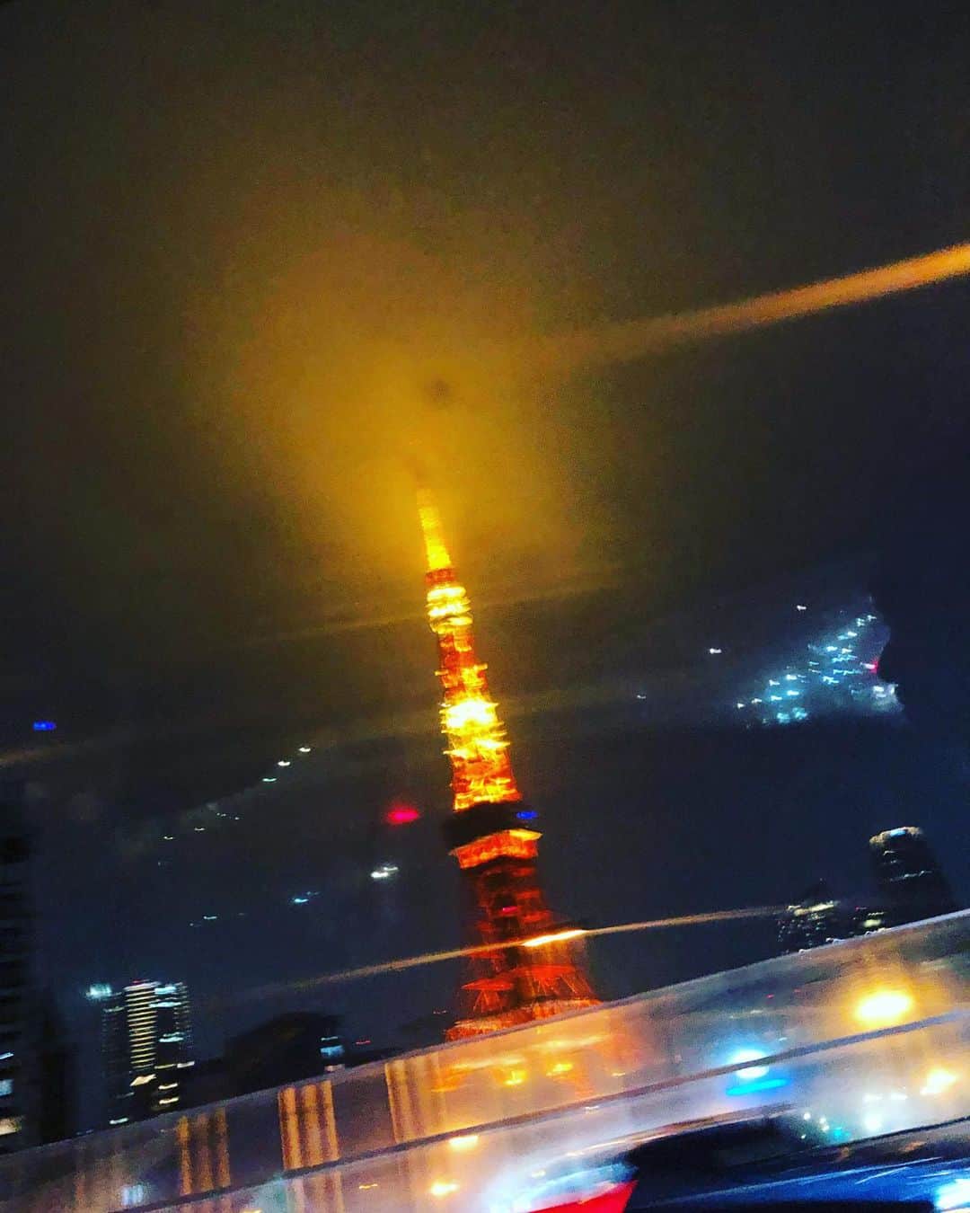 神崎恵さんのインスタグラム写真 - (神崎恵Instagram)「じーんとくる色。 この道のこのカーブがとても好き。 何度みても、いい色だ🗼 #東京タワー」6月9日 22時14分 - megumi_kanzaki