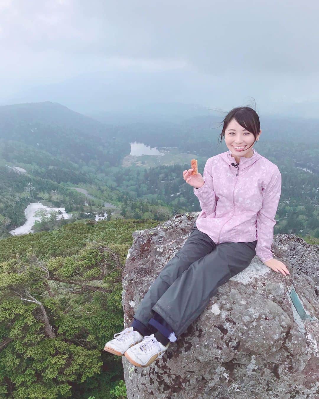 のインスタグラム：「* 先週、茶臼岳に登ってきました🏔 * …が、まだ山にはたくさん雪が残っていて、 登山をしているというよりは、 雨に打たれながら足腰を鍛えるトレーニングをしている気分でした。笑 * 写真からもわかるように 靴もズボンも汚れてしまいましたが、、 そんなことも忘れてしまうくらい 頂上から見た景色は綺麗でした🌳✨ * 今週のmitライブニュース内でOA予定です。 よろしければご覧ください♪ * #登山  #岩手めんこいテレビ #めんこいテレビ #アナウンサー  #花田凌南」